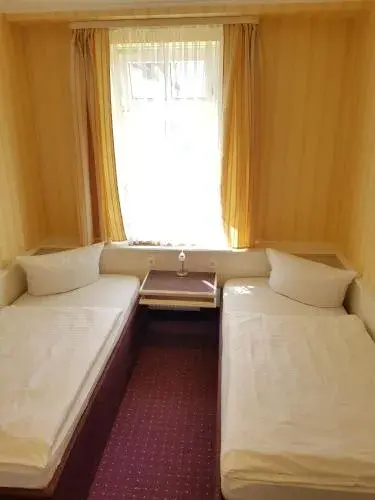 Family Room with Private Bathroom in Pension Giesserstrasse Leipzig Family Room with Private Bathroom in Pension Giesserstrasse Leipzig