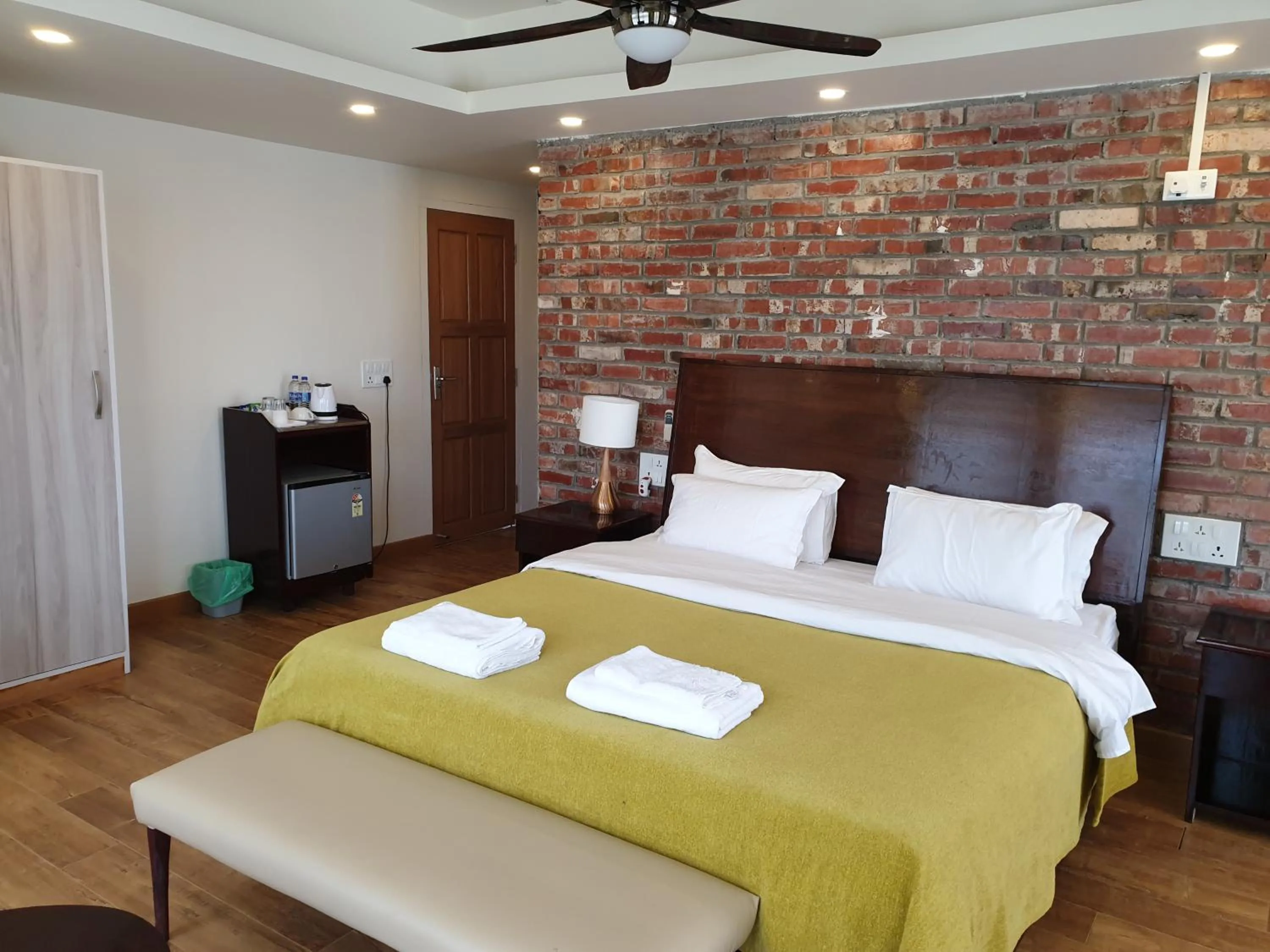 Shalom Farmhouse by the hillside