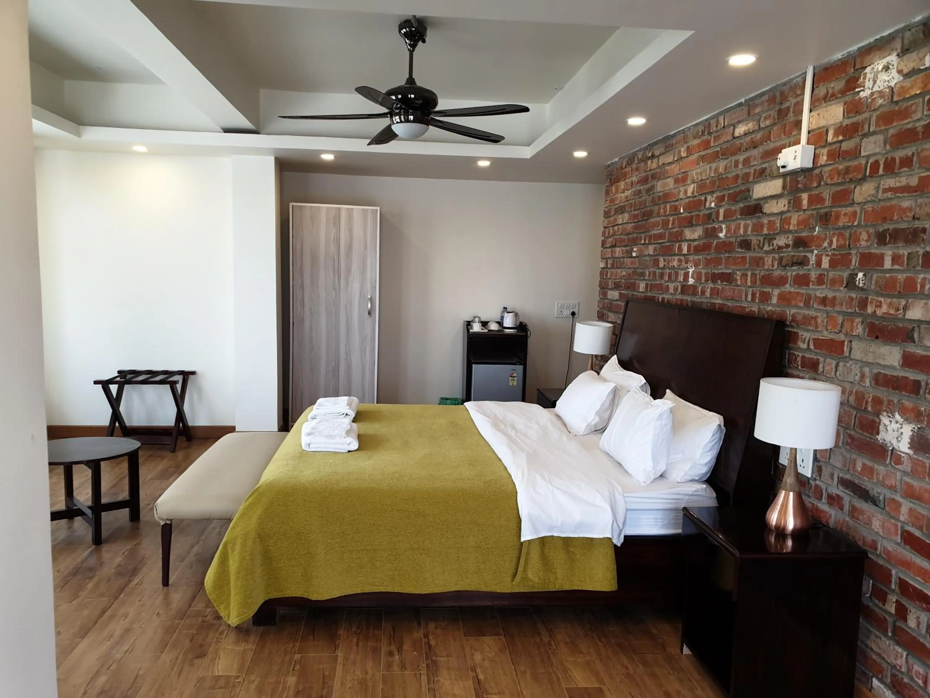 Shalom Farmhouse by the hillside