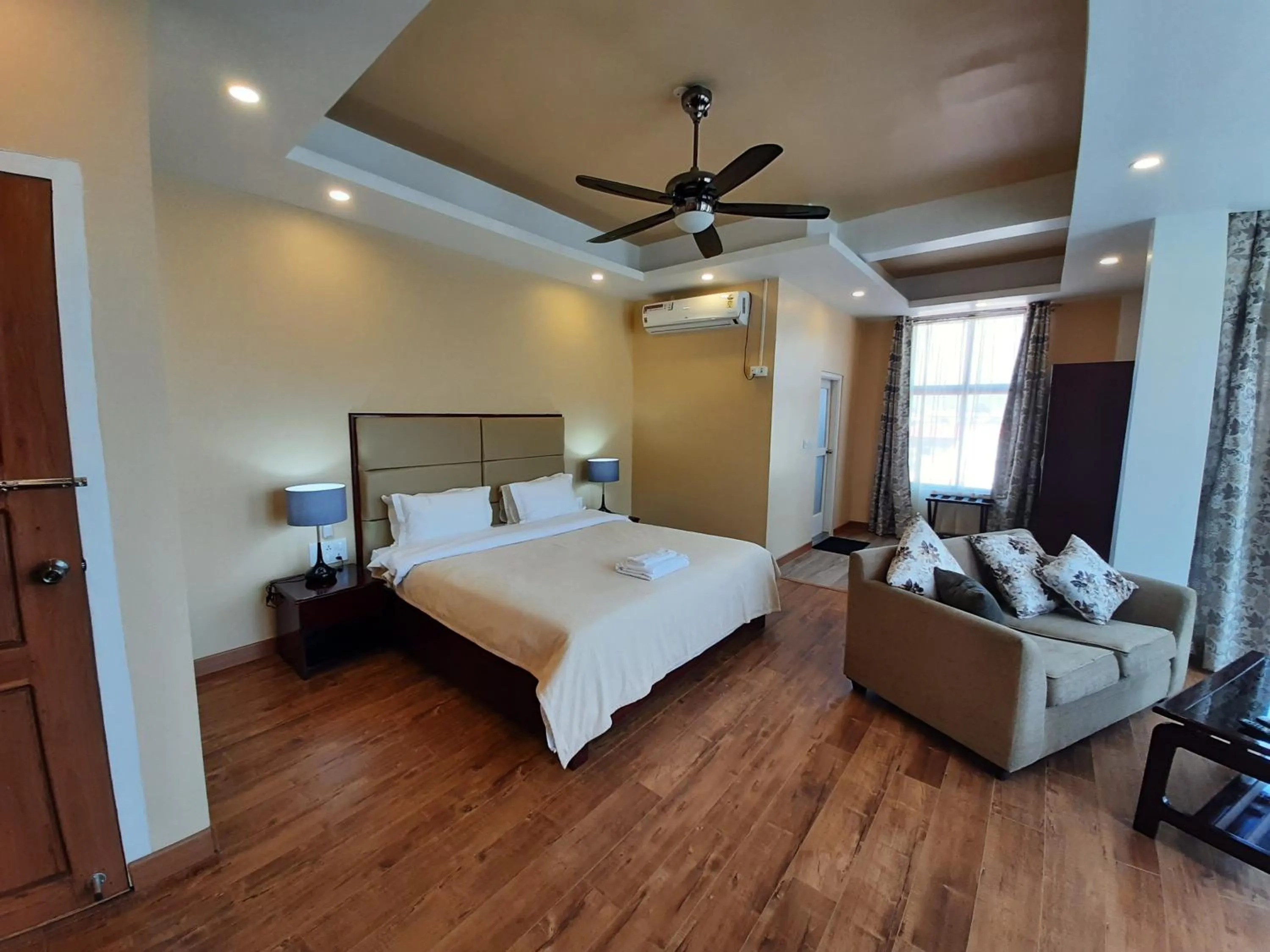 Shalom Farmhouse by the hillside