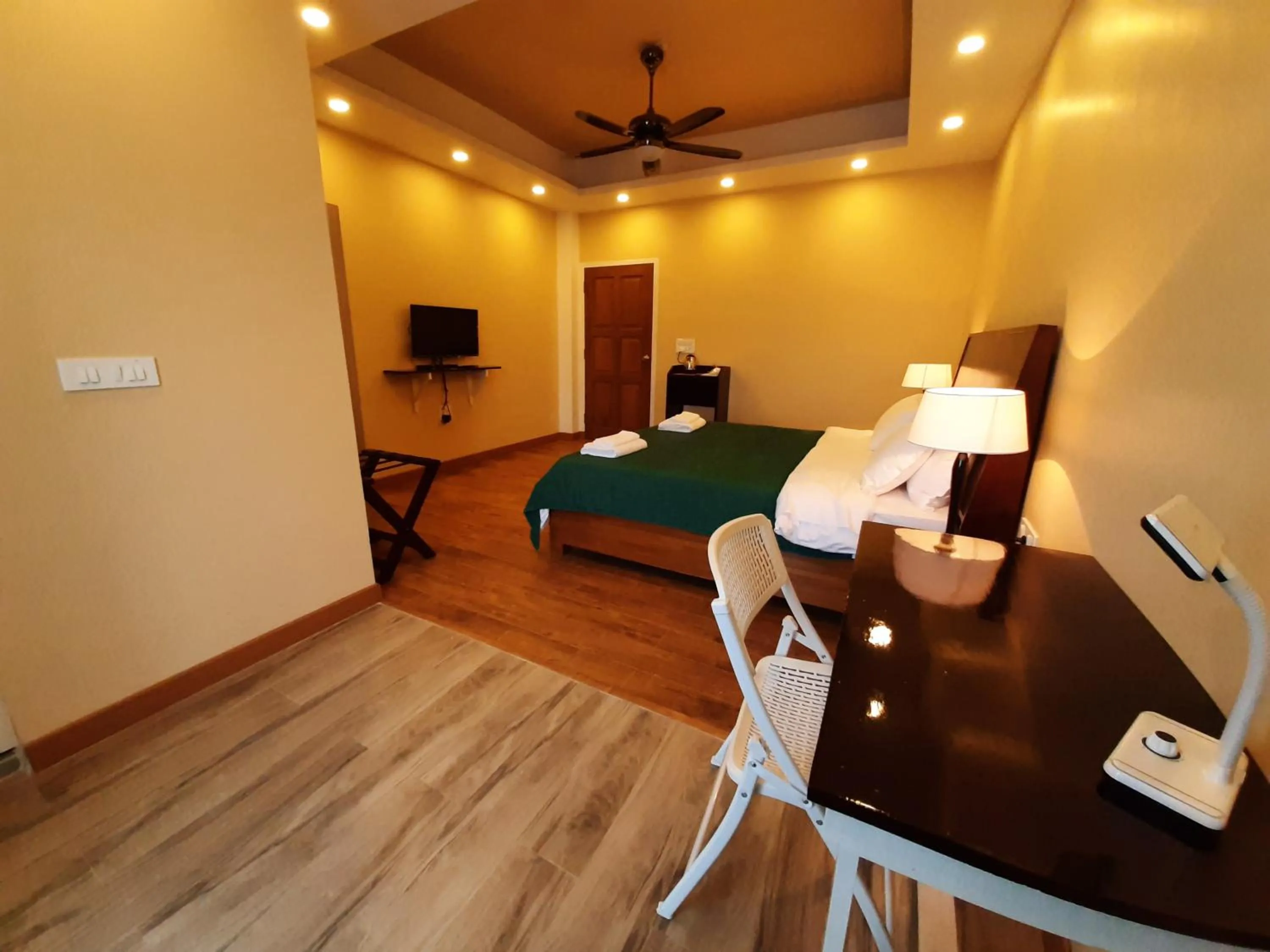 Shalom Farmhouse by the hillside