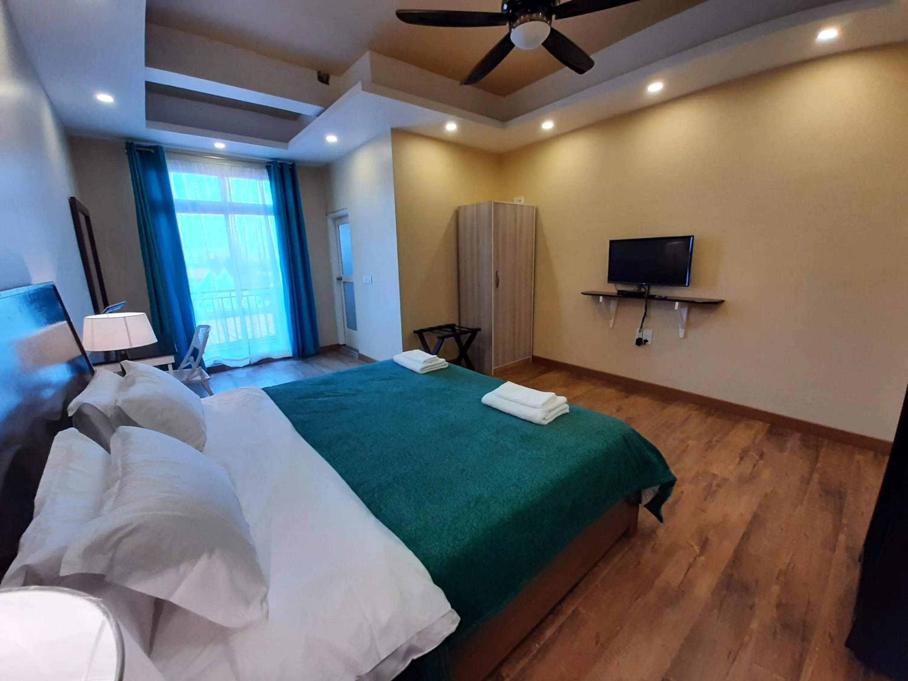 Shalom Farmhouse by the hillside