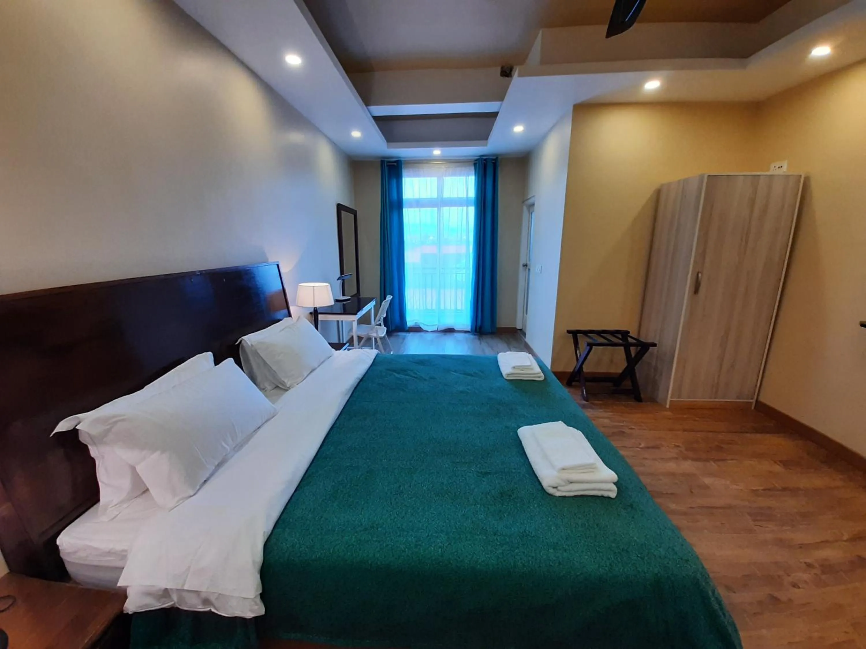 Shalom Farmhouse by the hillside