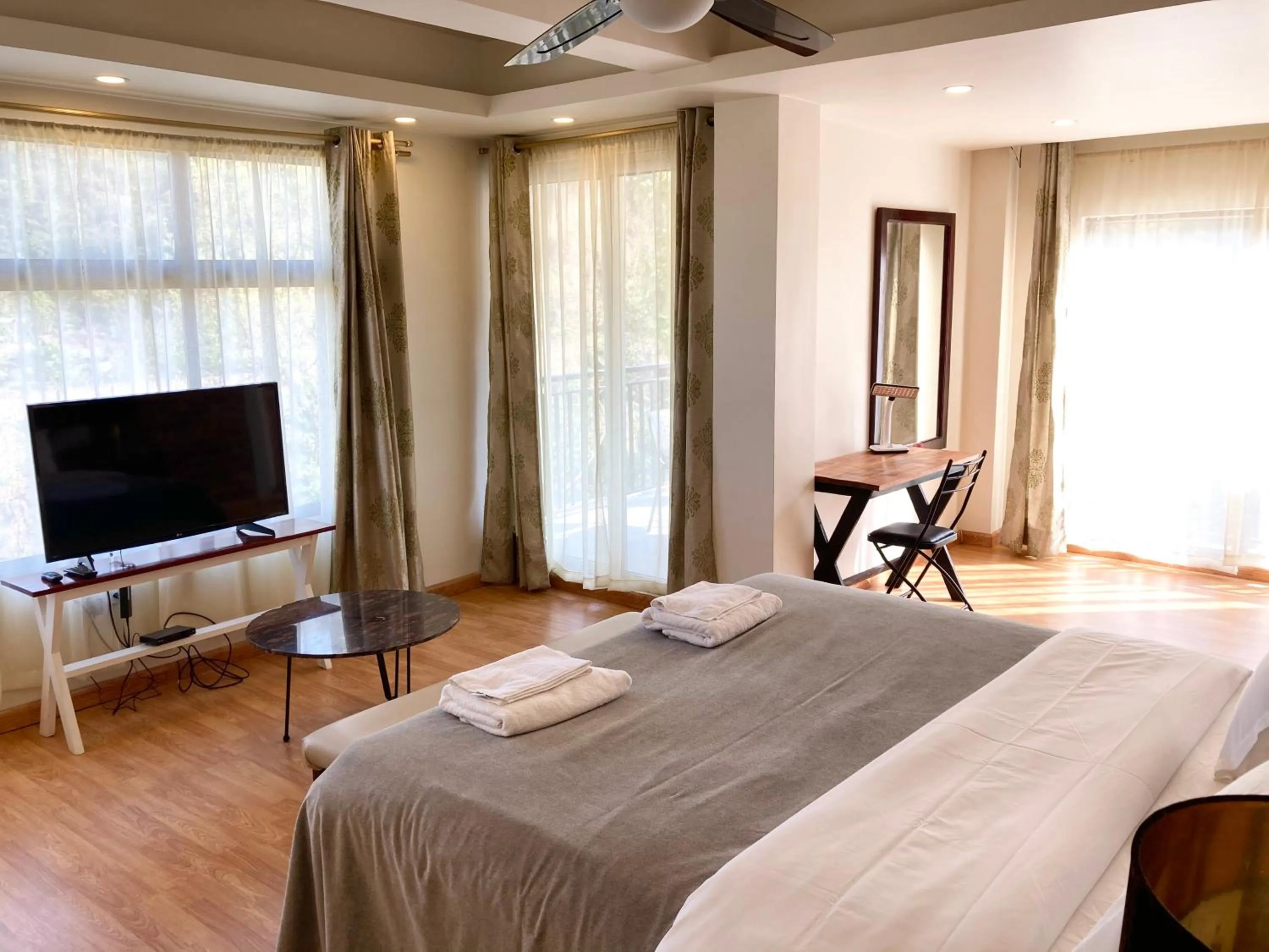 Shalom Farmhouse by the hillside