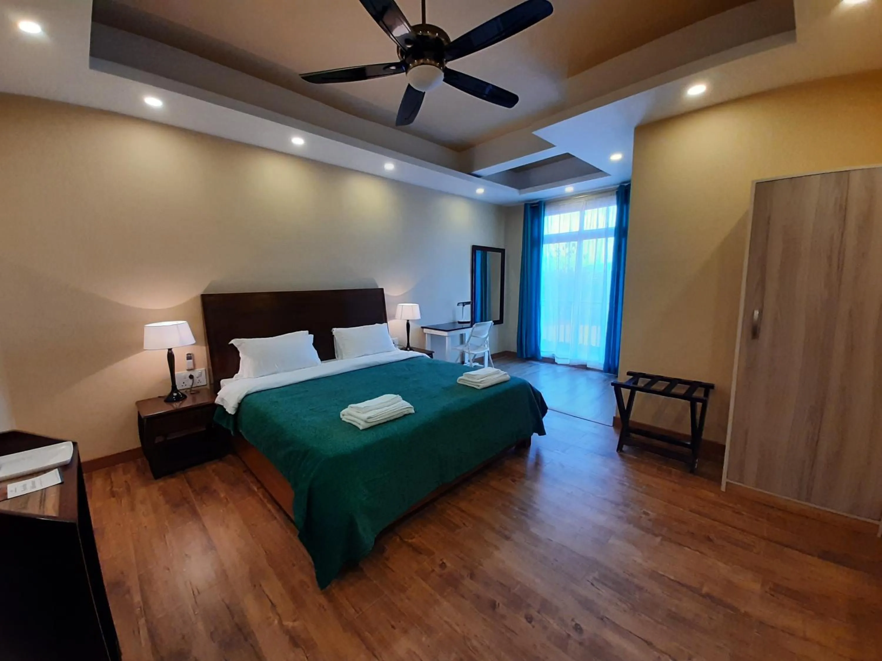 Shalom Farmhouse by the hillside