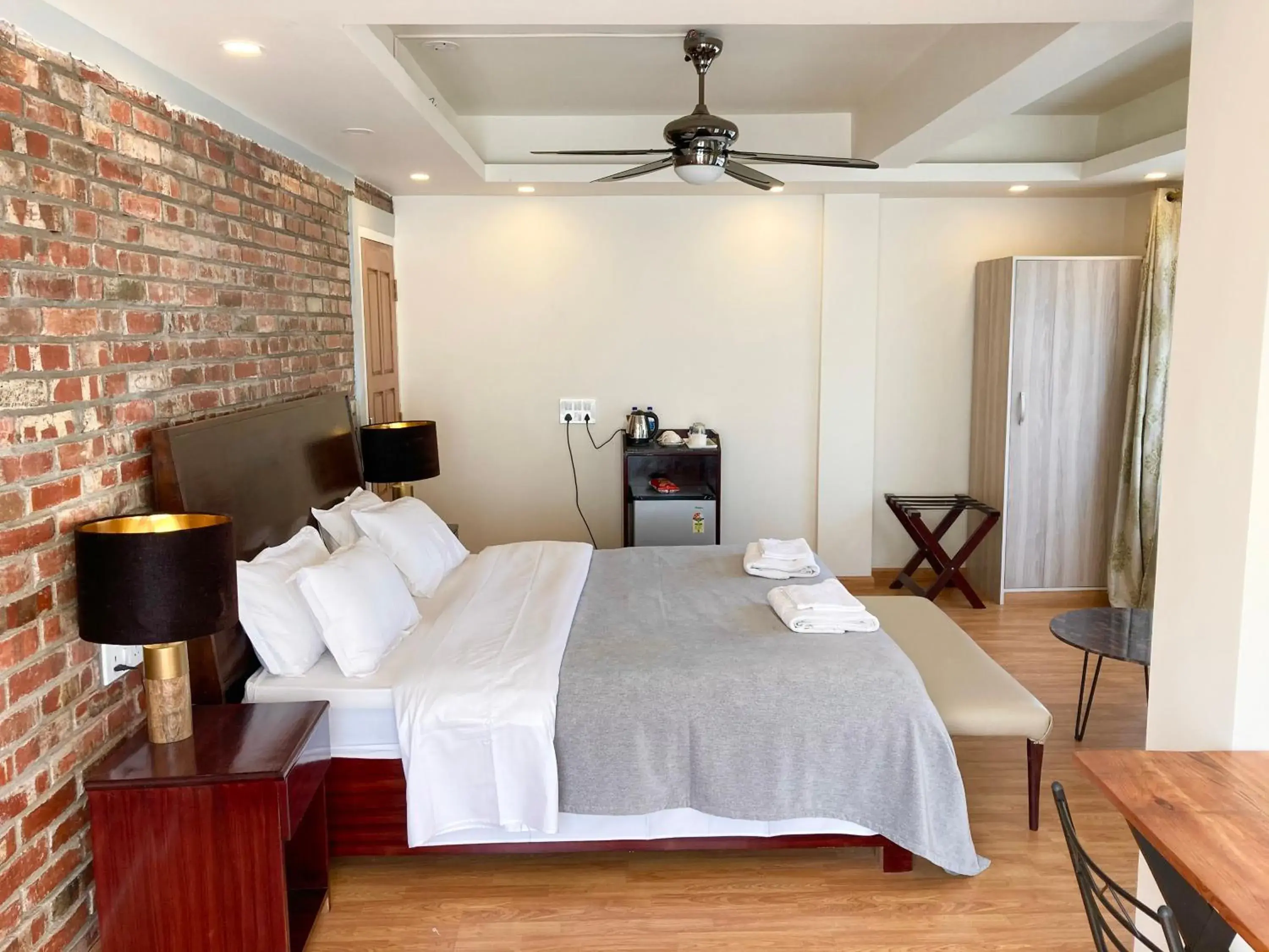 Shalom Farmhouse by the hillside Shalom Farmhouse by the hillside