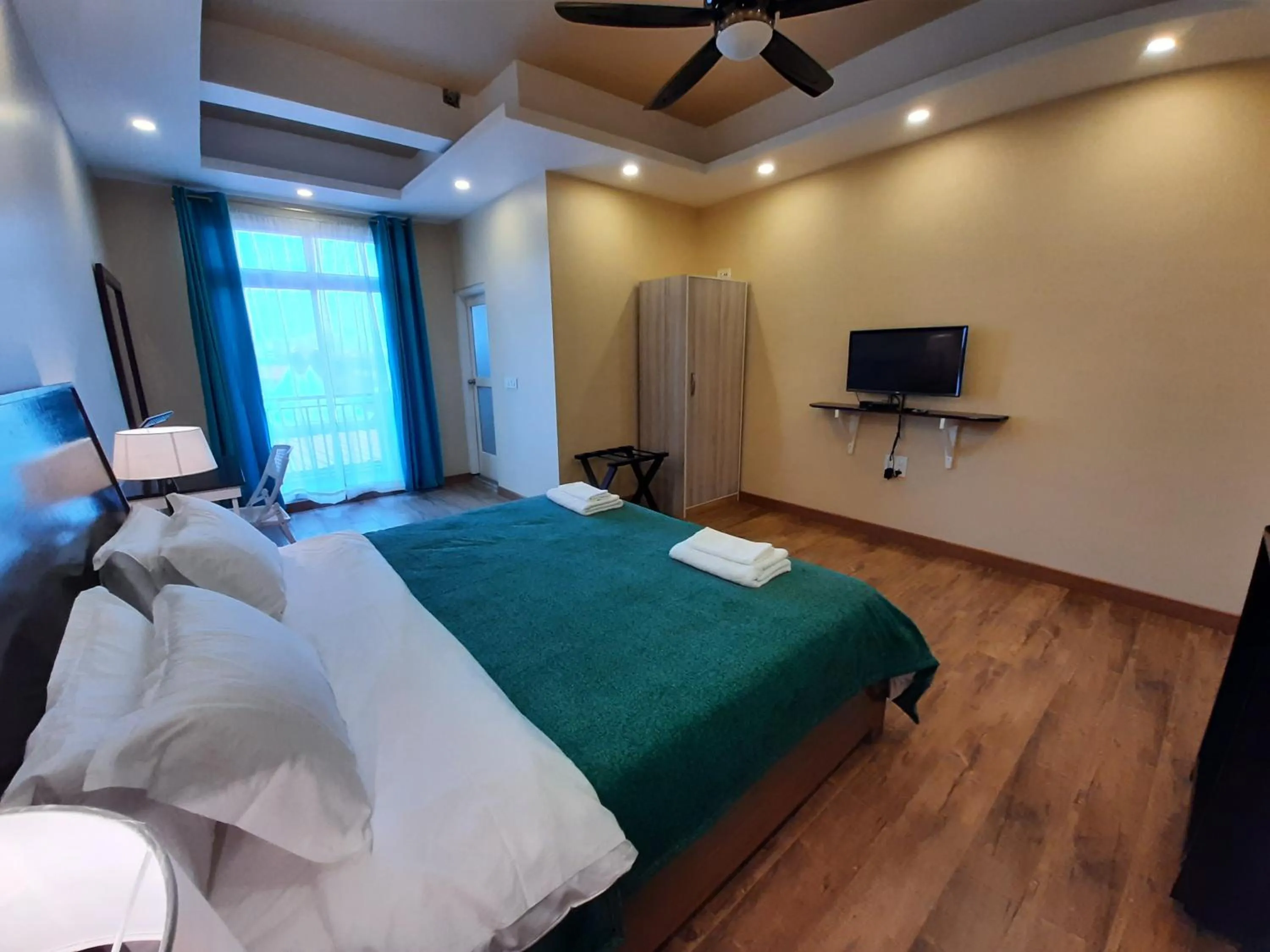 Shalom Farmhouse by the hillside