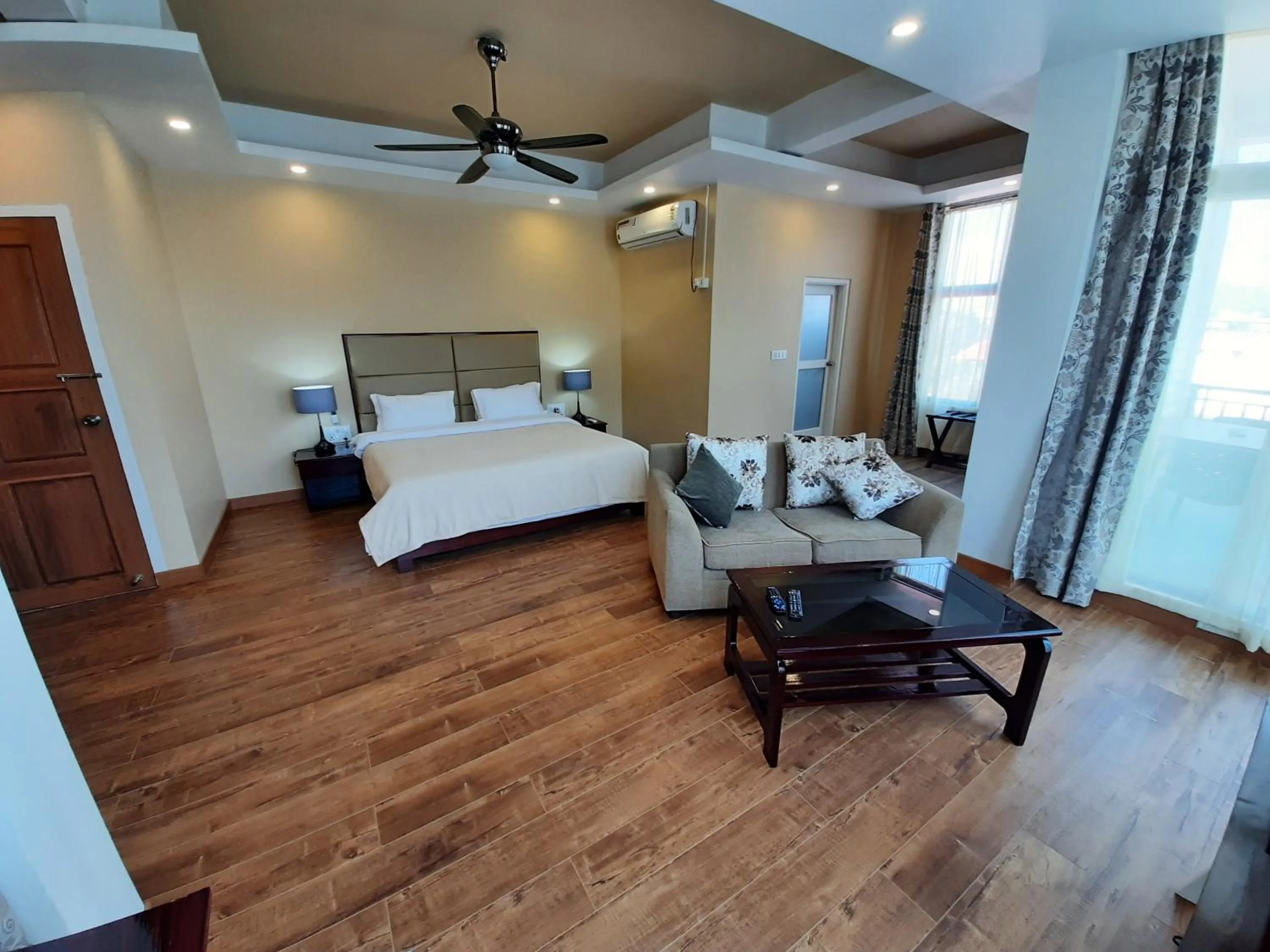 Shalom Farmhouse by the hillside