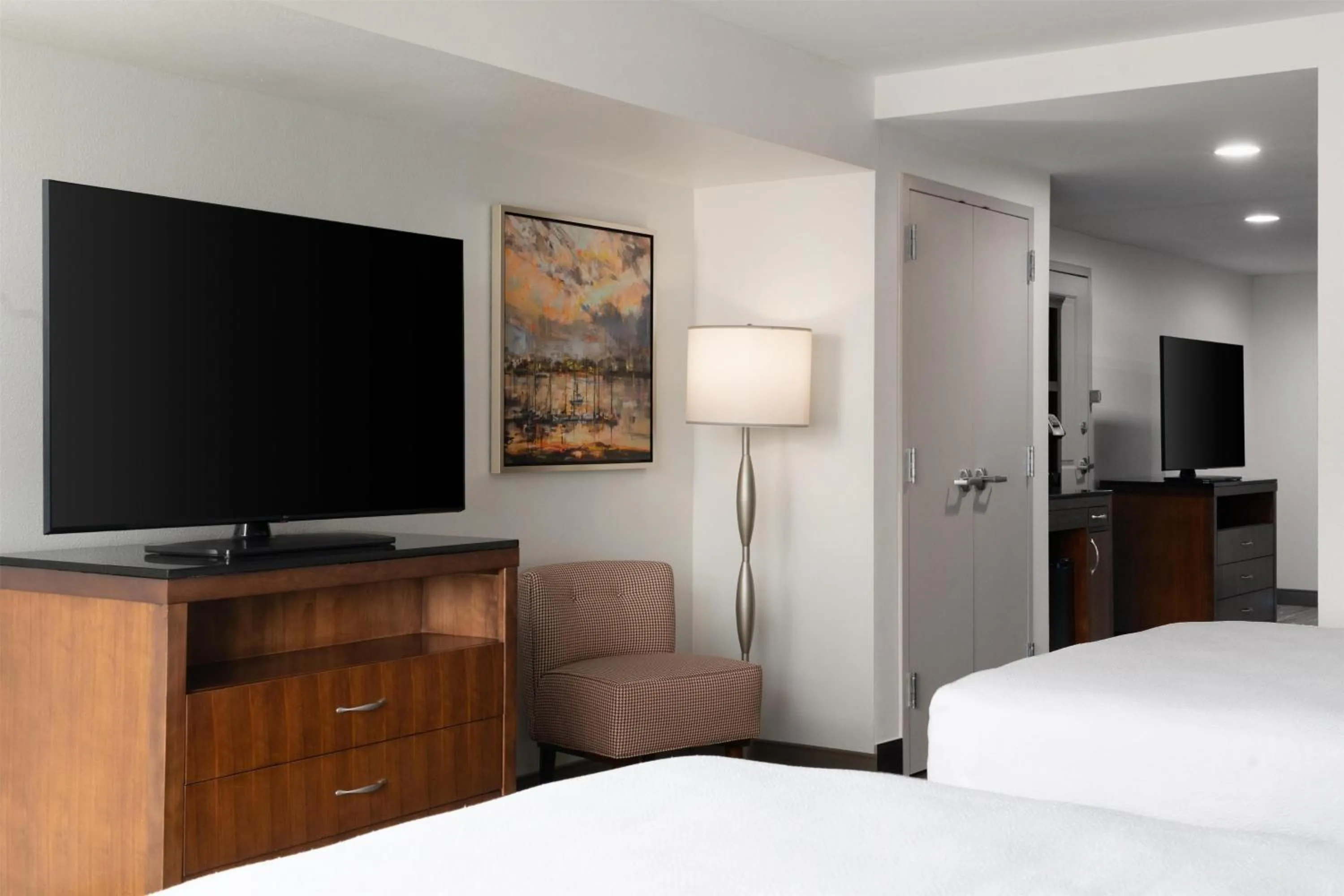 Bed in Hilton Garden Inn Charleston Waterfront/Downtown