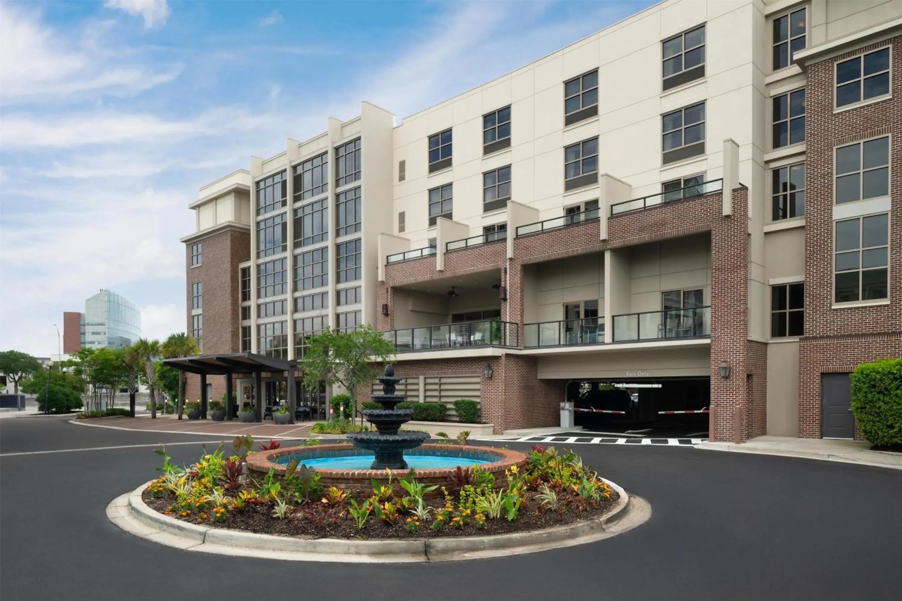 Property building in Hilton Garden Inn Charleston Waterfront/Downtown Property building in Hilton Garden Inn Charleston Waterfront/Downtown