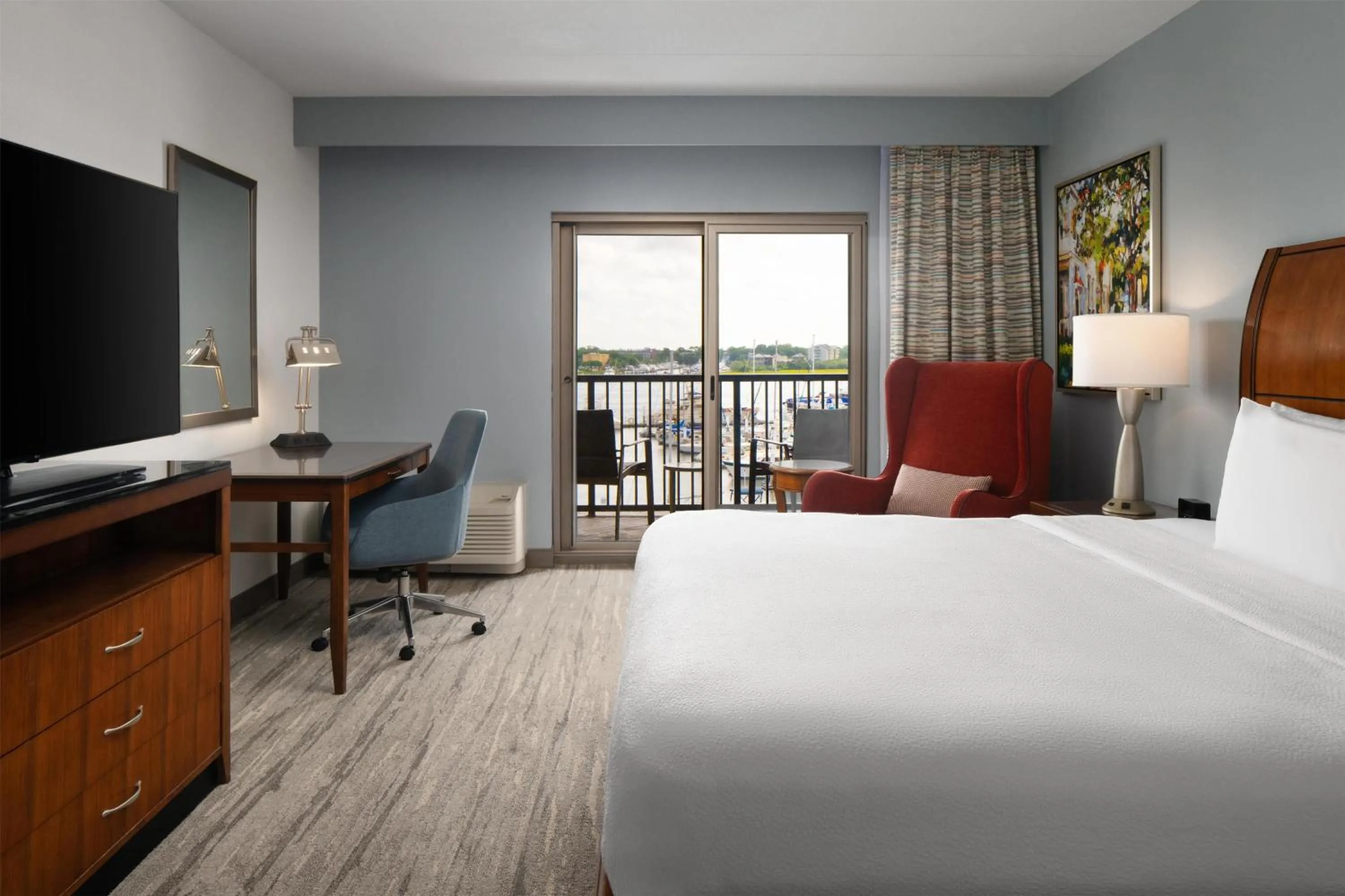 Bed in Hilton Garden Inn Charleston Waterfront/Downtown