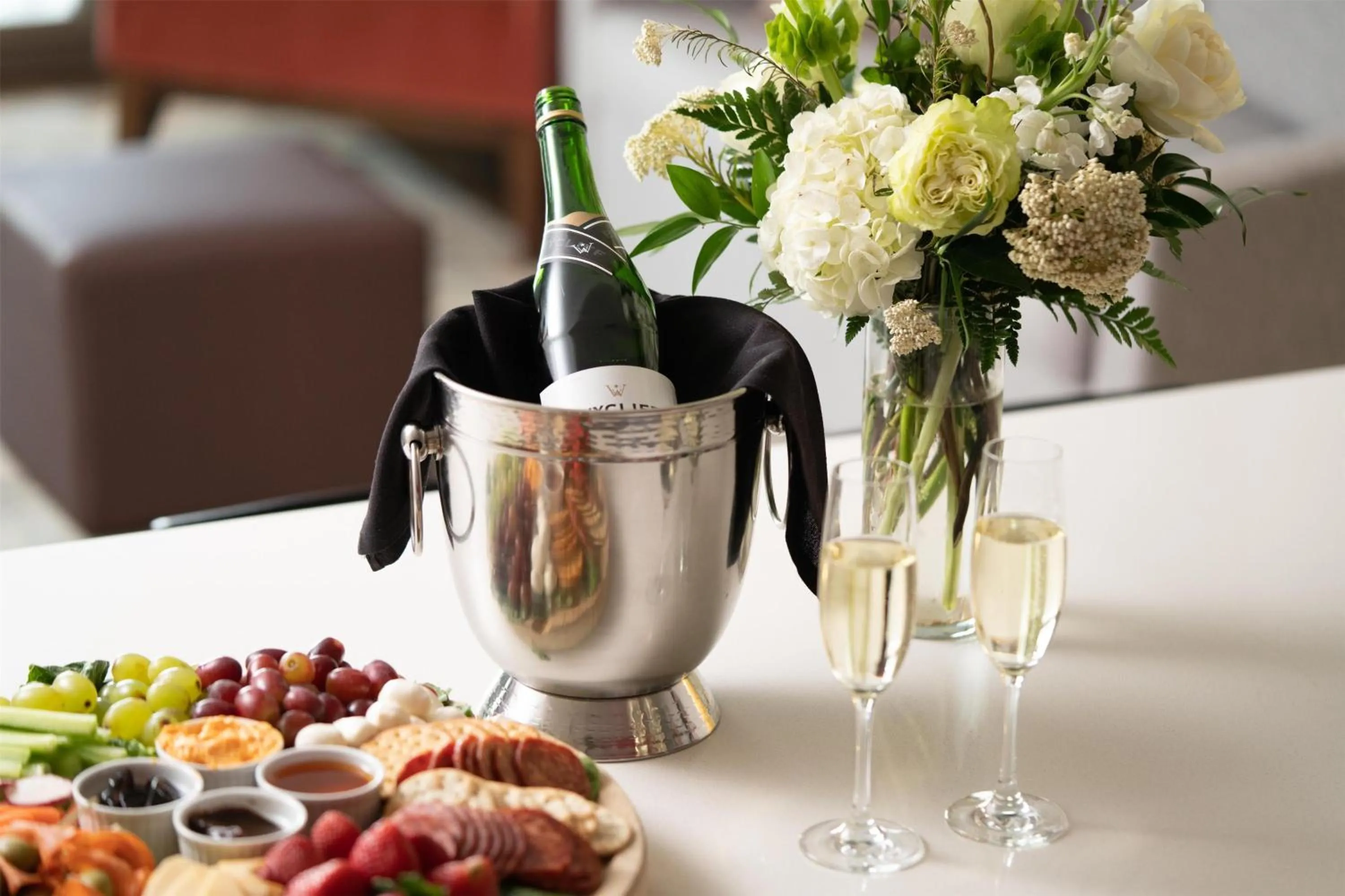 Dining area in Hilton Garden Inn Charleston Waterfront/Downtown