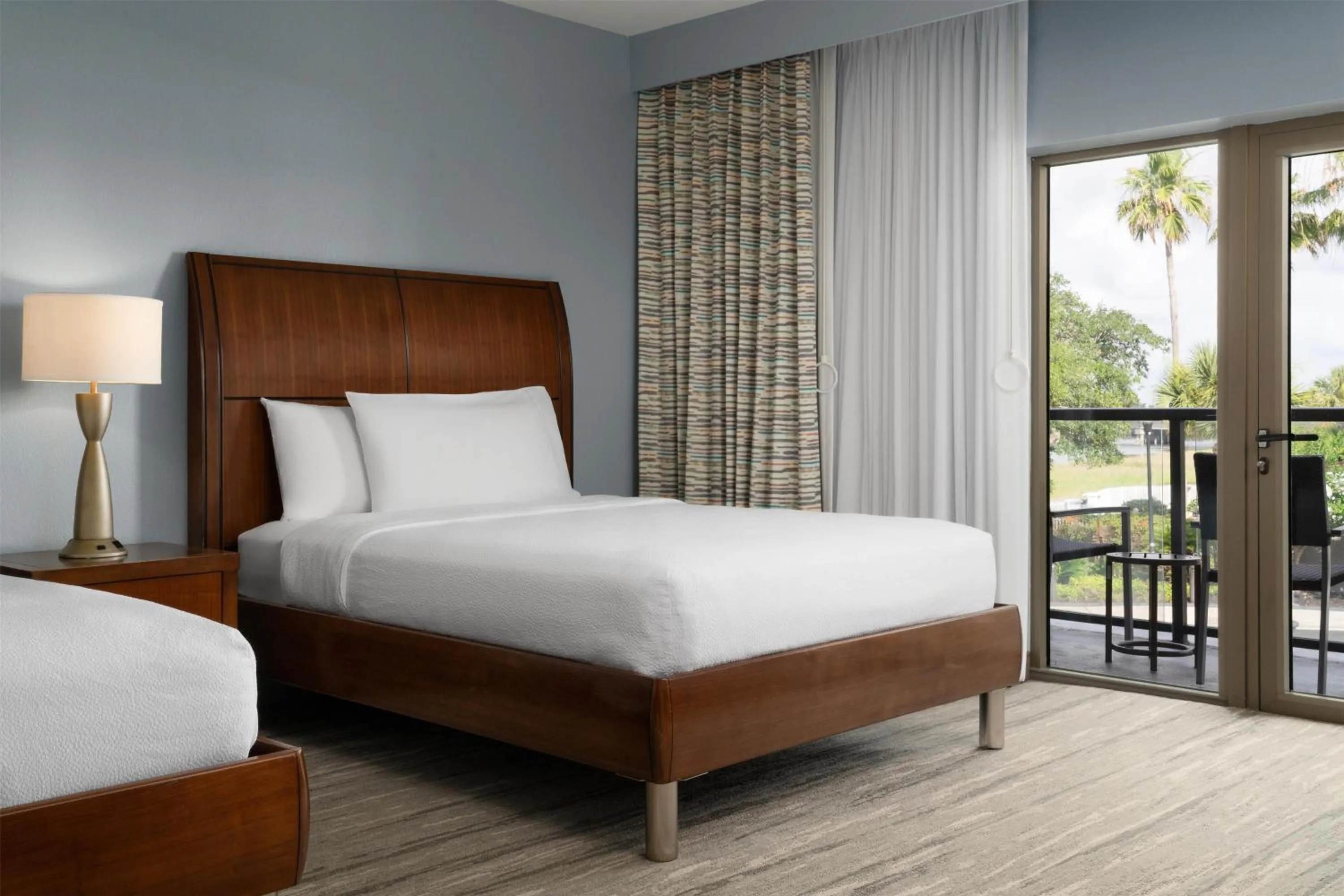 Bed in Hilton Garden Inn Charleston Waterfront/Downtown