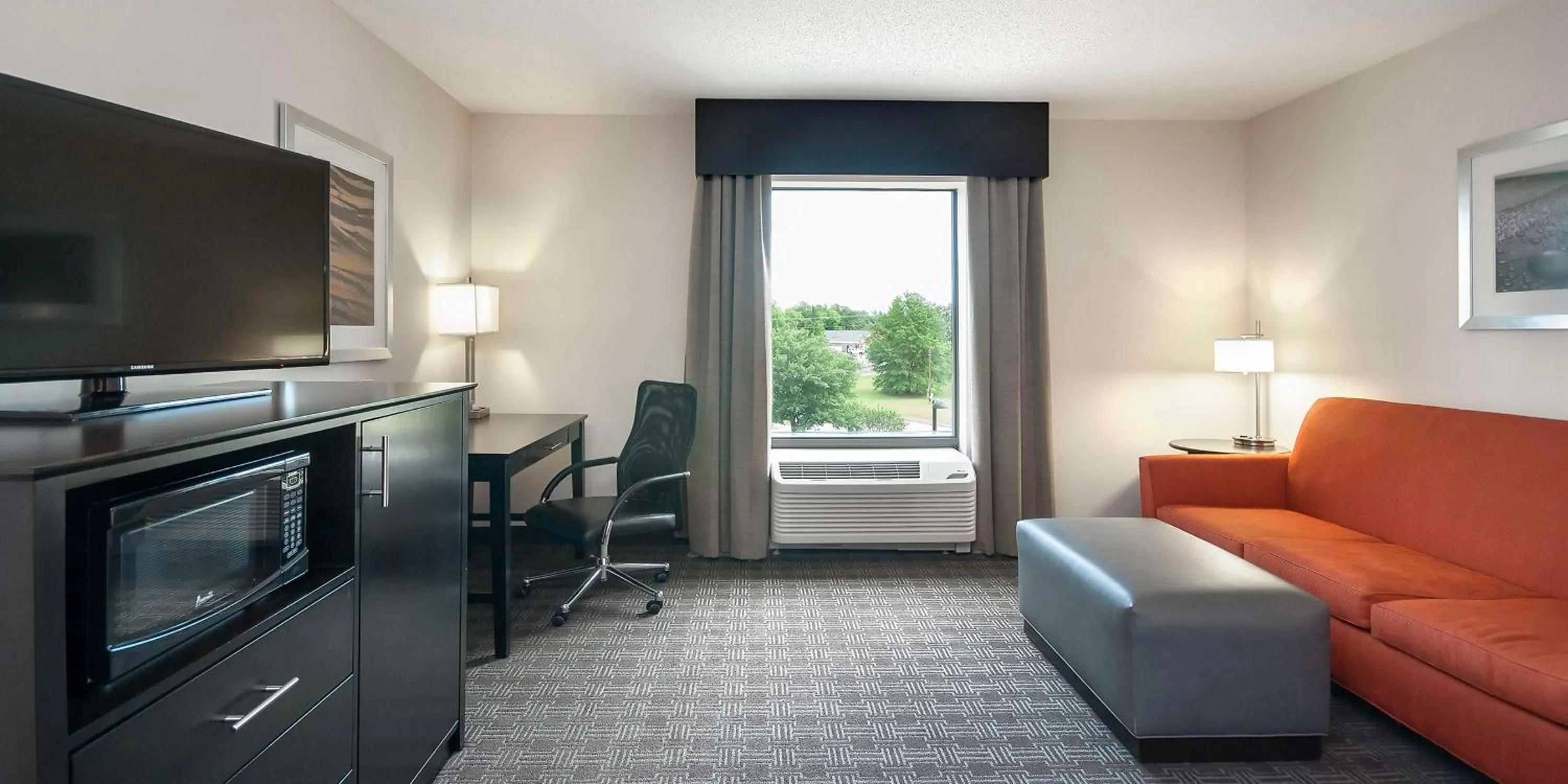 Bed in Hampton Inn & Suites Seneca-Clemson Area