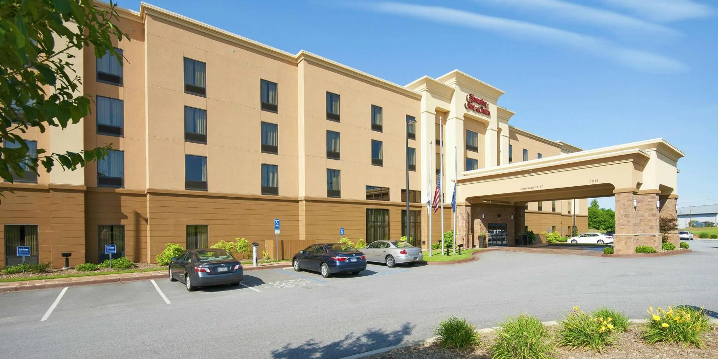 Property building in Hampton Inn & Suites Seneca-Clemson Area