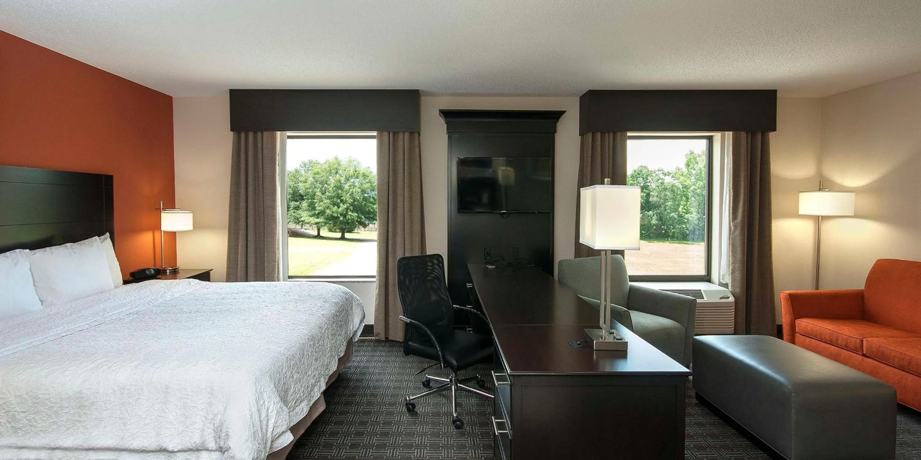 Bed in Hampton Inn & Suites Seneca-Clemson Area