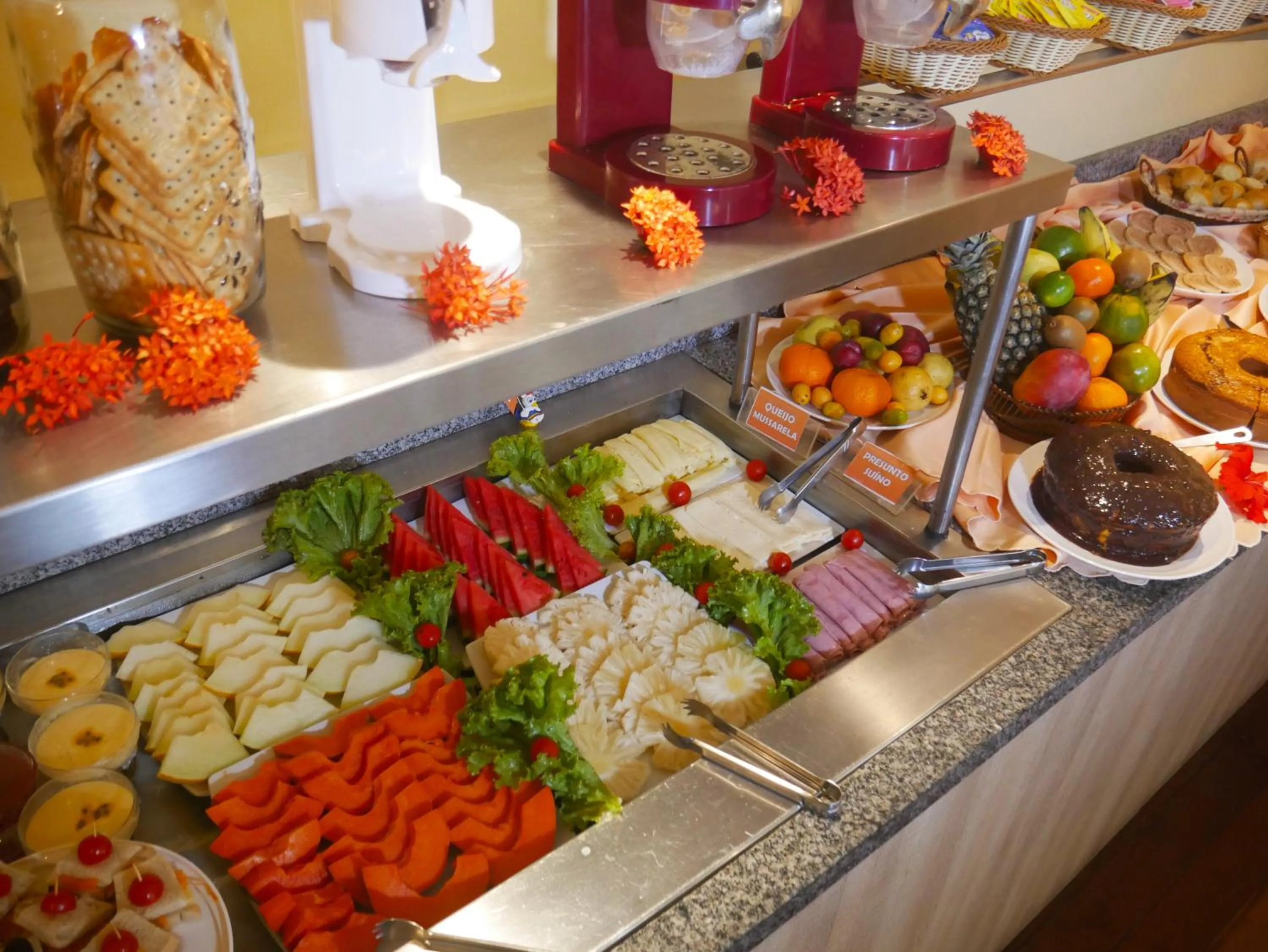 Buffet breakfast in Pousada Recanto dos Corais