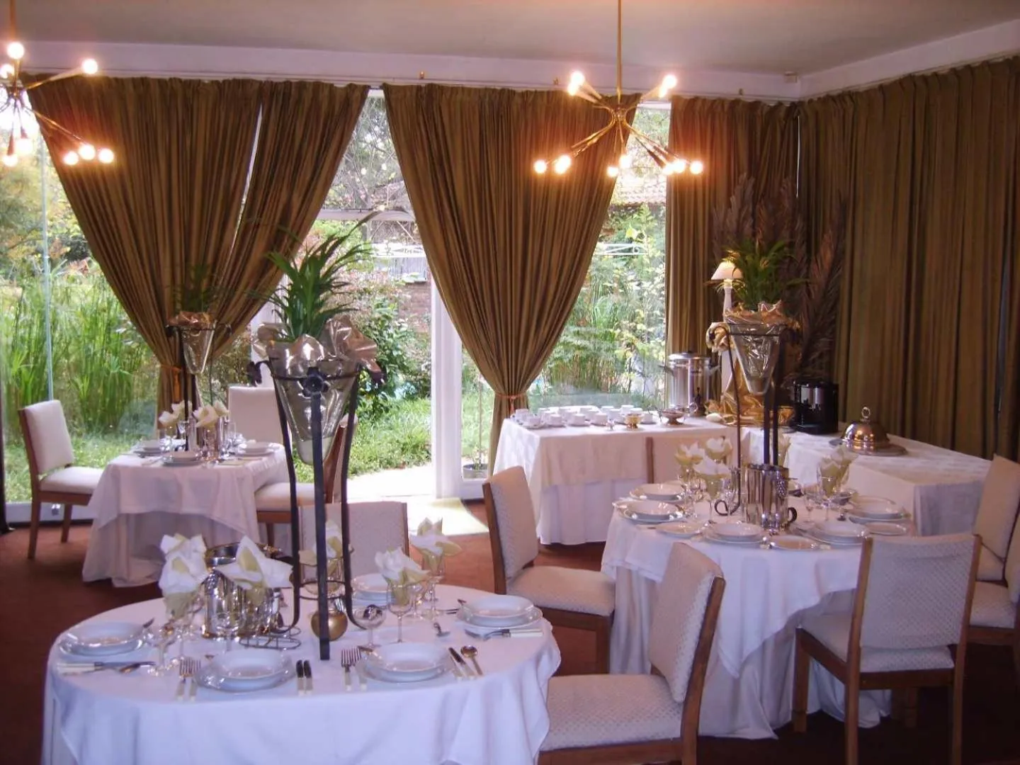 Dining area in Emerald Guest House Springs