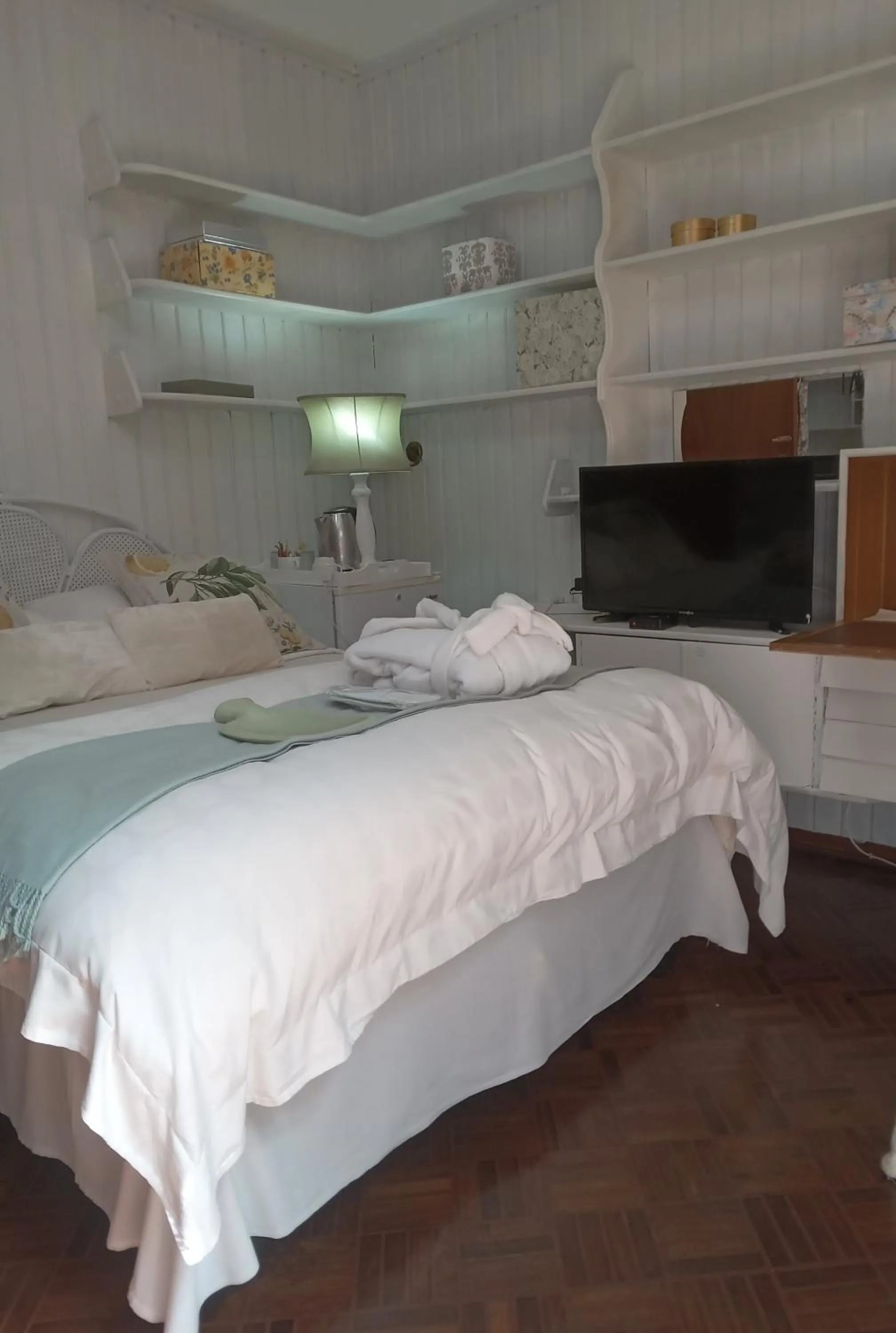 Bed in Emerald Guest House Springs