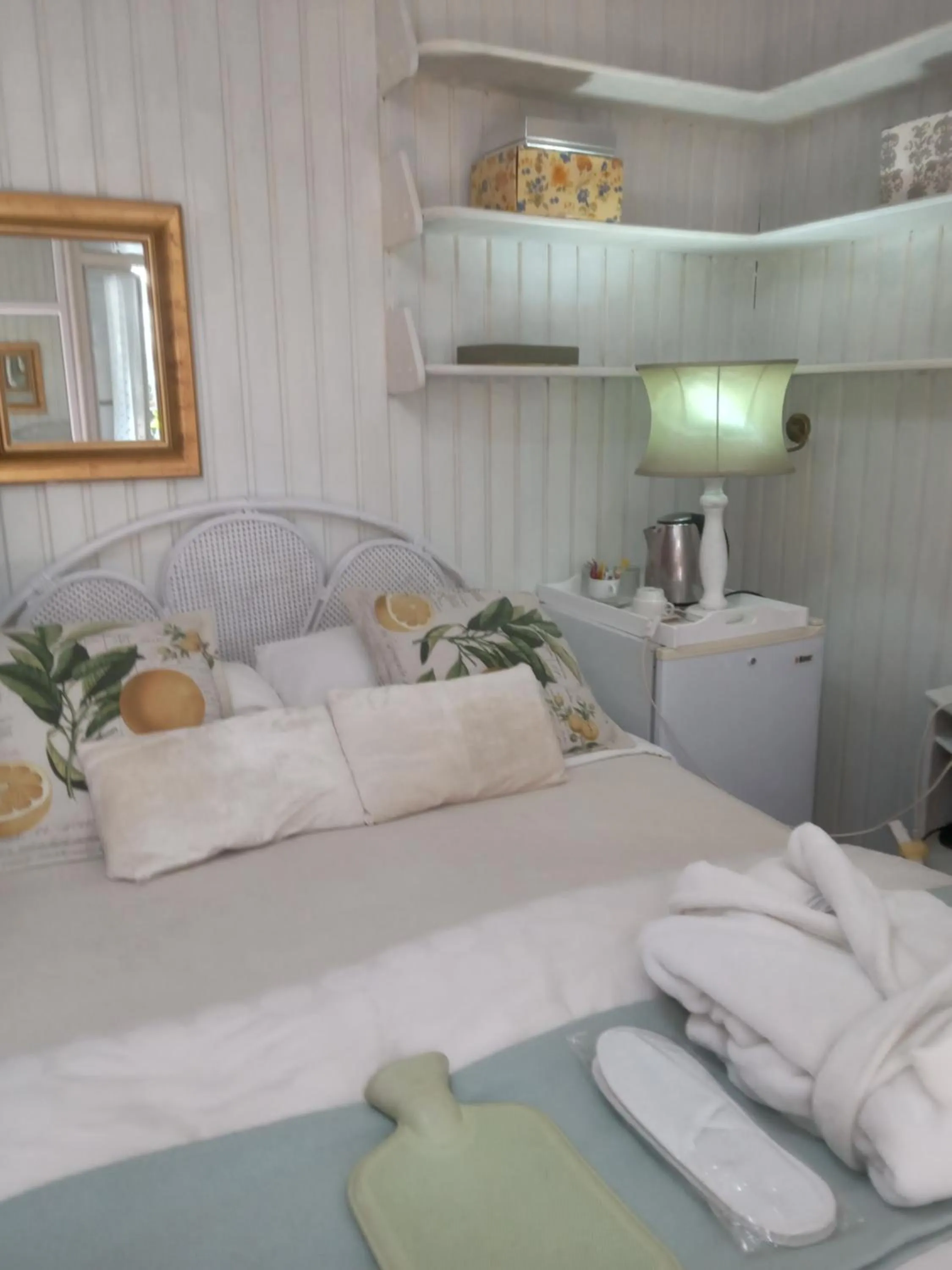 Bed in Emerald Guest House Springs