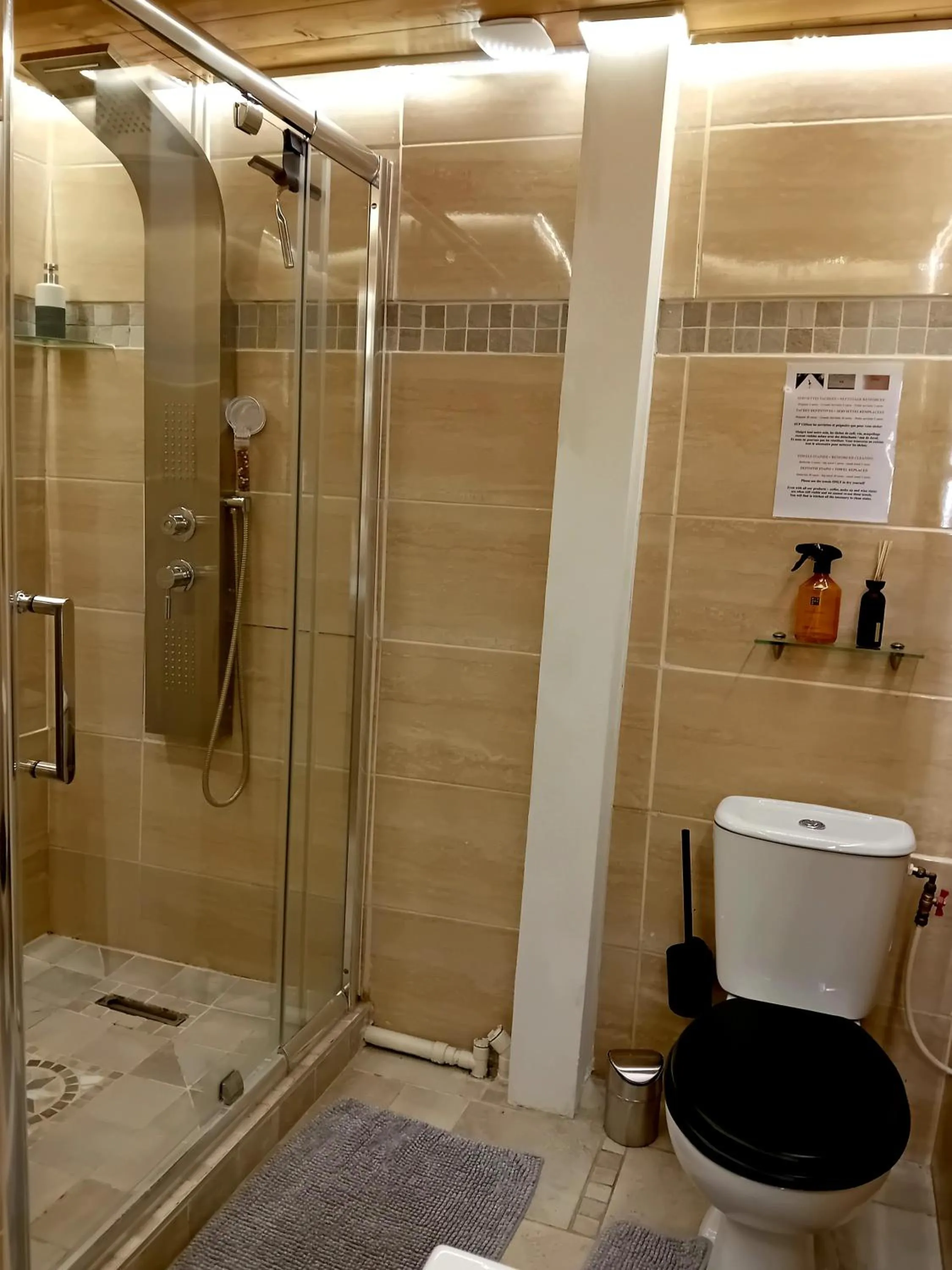 Shower in La Loge Du Vieux Lyon