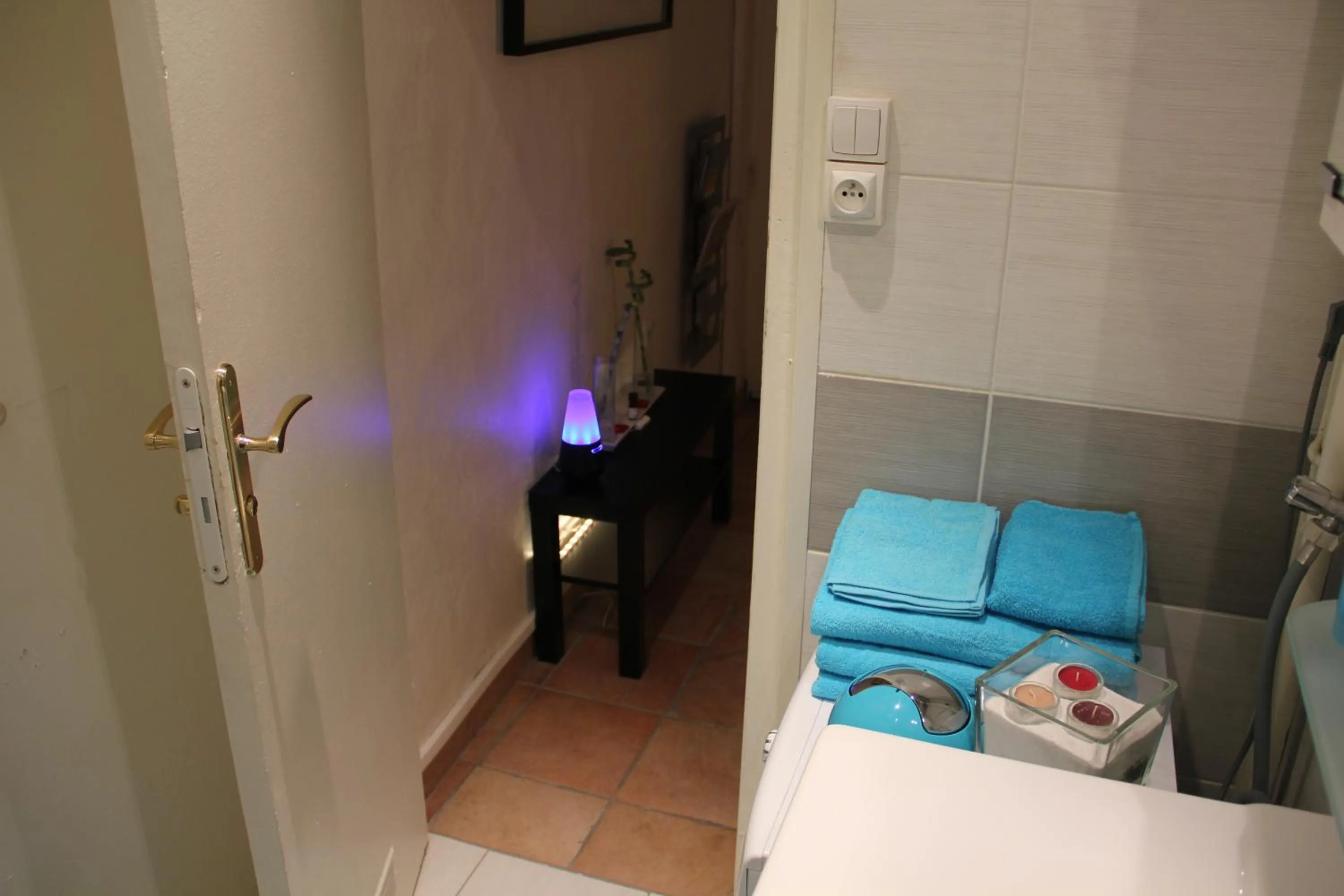 Bathroom, Bed in La Loge Du Vieux Lyon