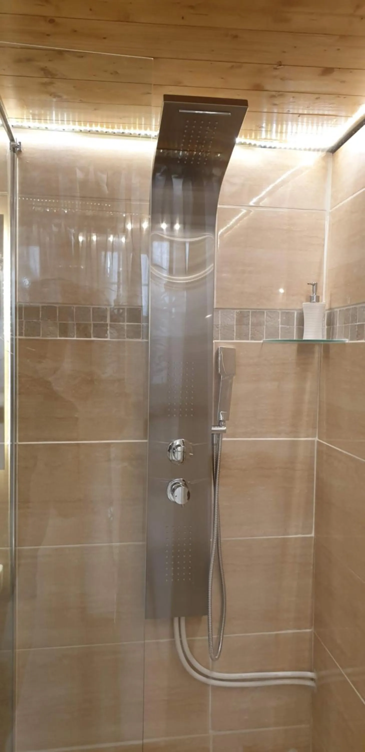 Shower in La Loge Du Vieux Lyon