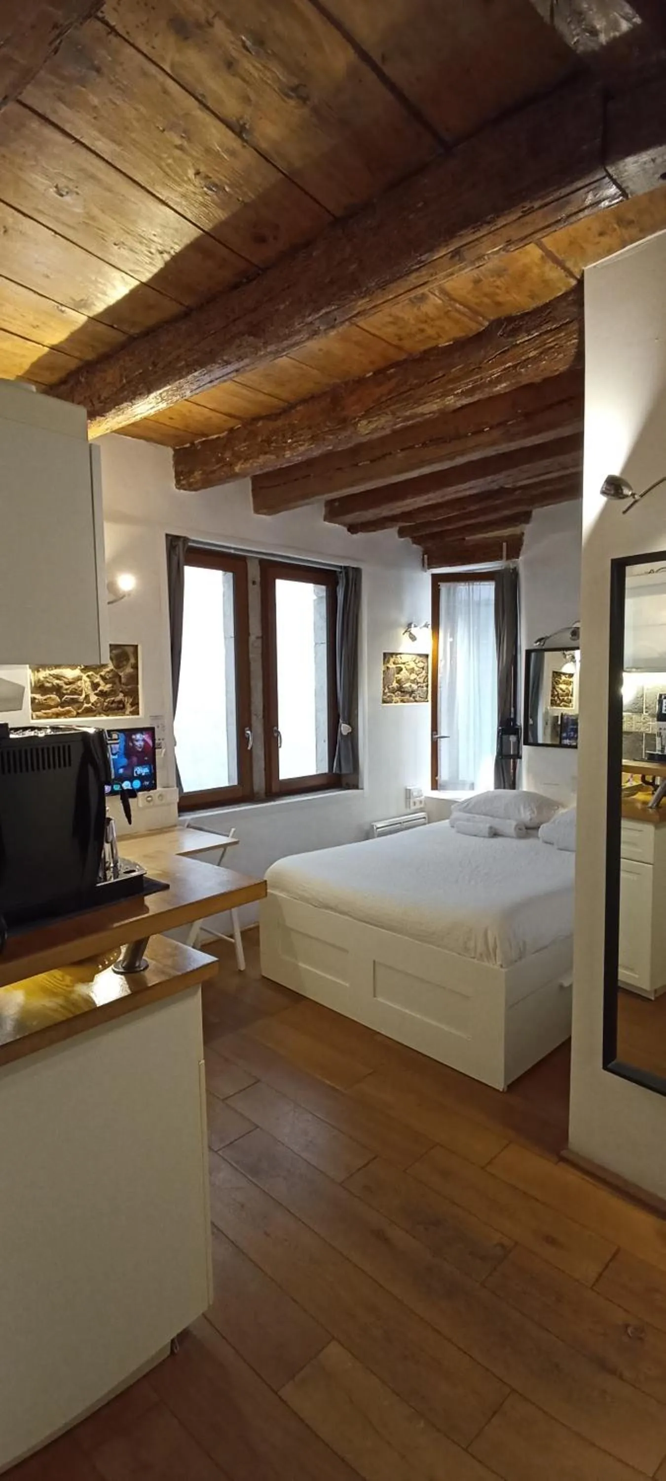 Photo of the whole room, Bed in La Loge Du Vieux Lyon