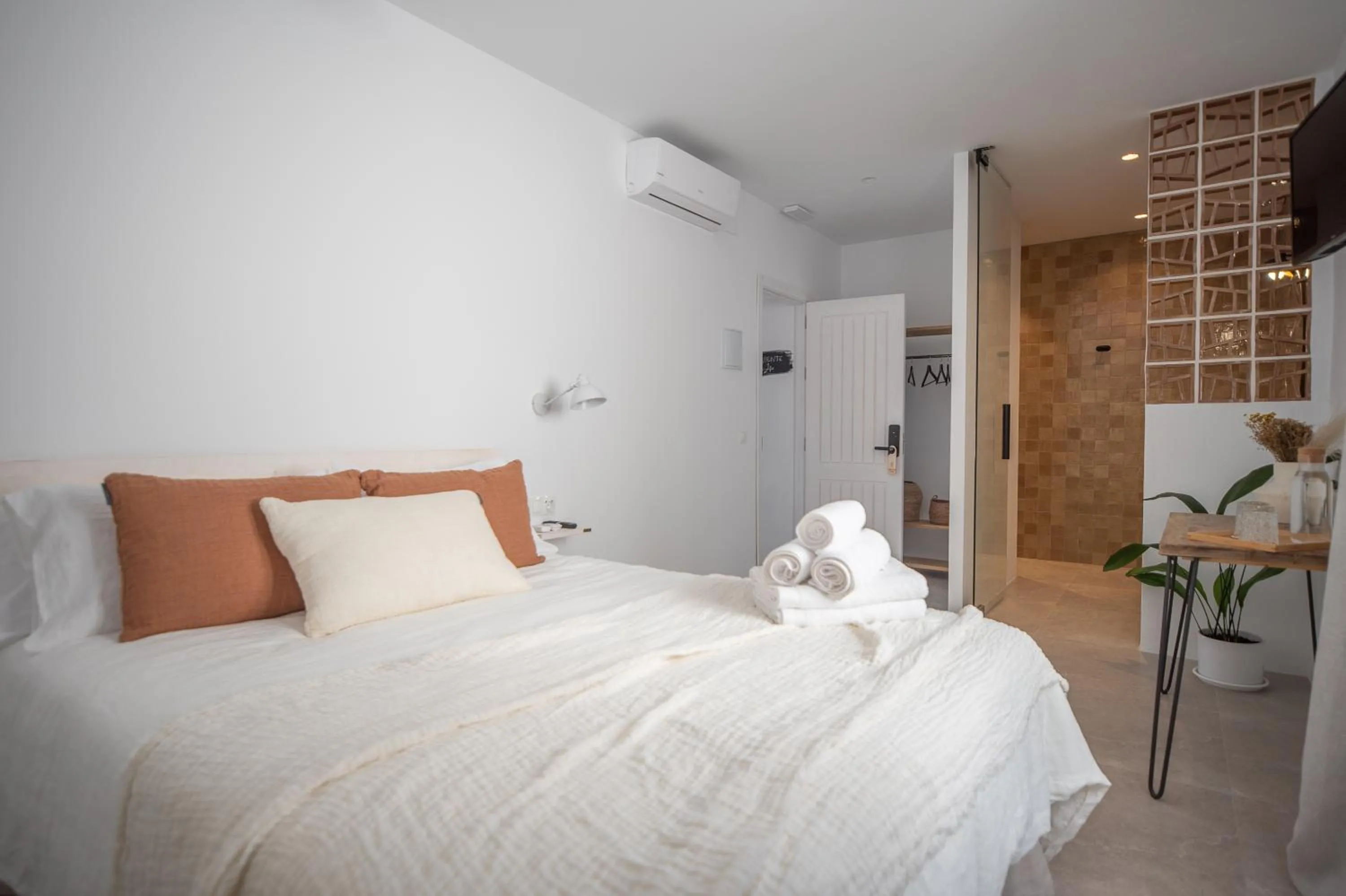 Photo of the whole room, Bed in Manzanilla - Hospedería Boutique by La Judería De Vejer- ADULTS ONLY
