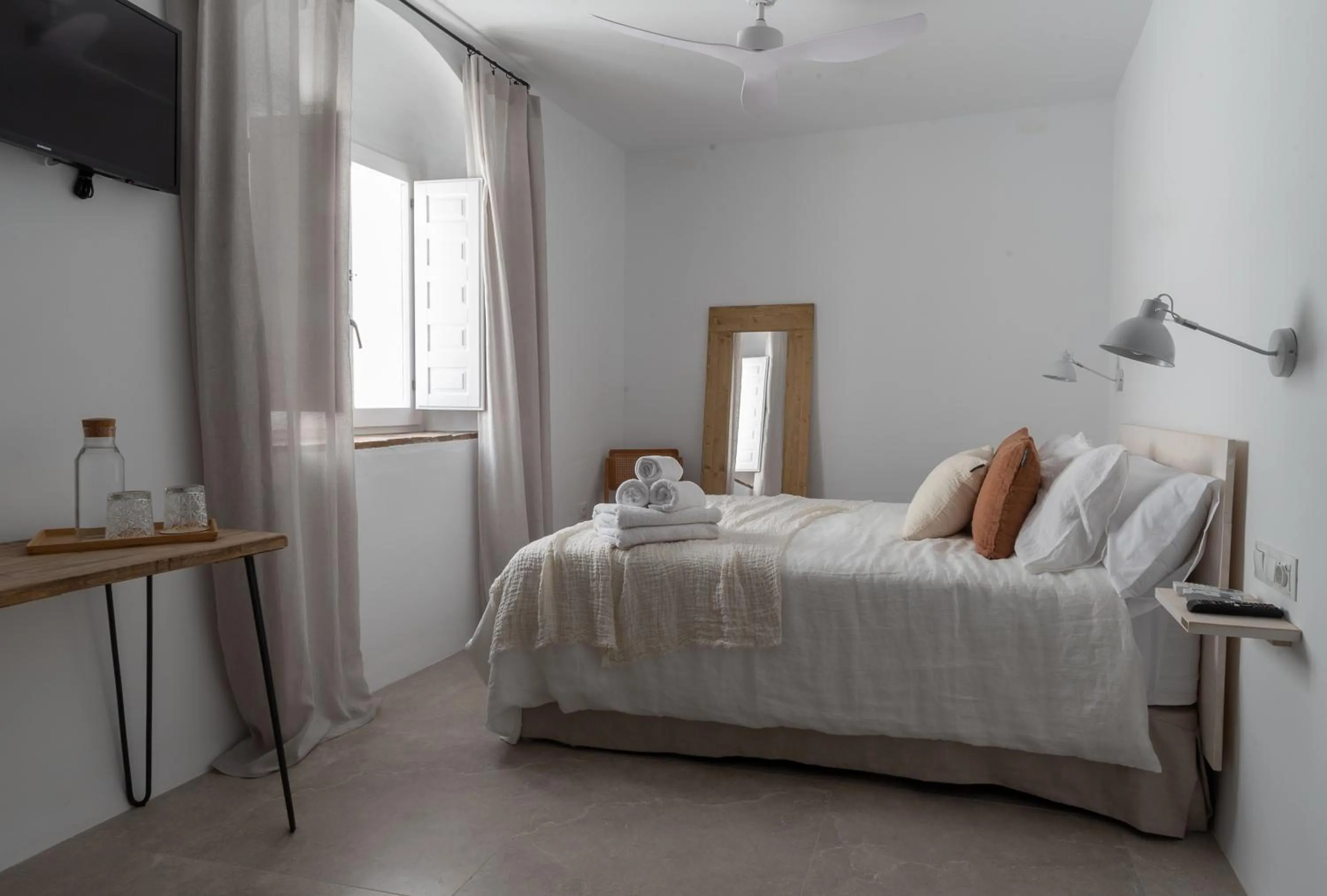 Photo of the whole room, Bed in Manzanilla - Hospedería Boutique by La Judería De Vejer- ADULTS ONLY