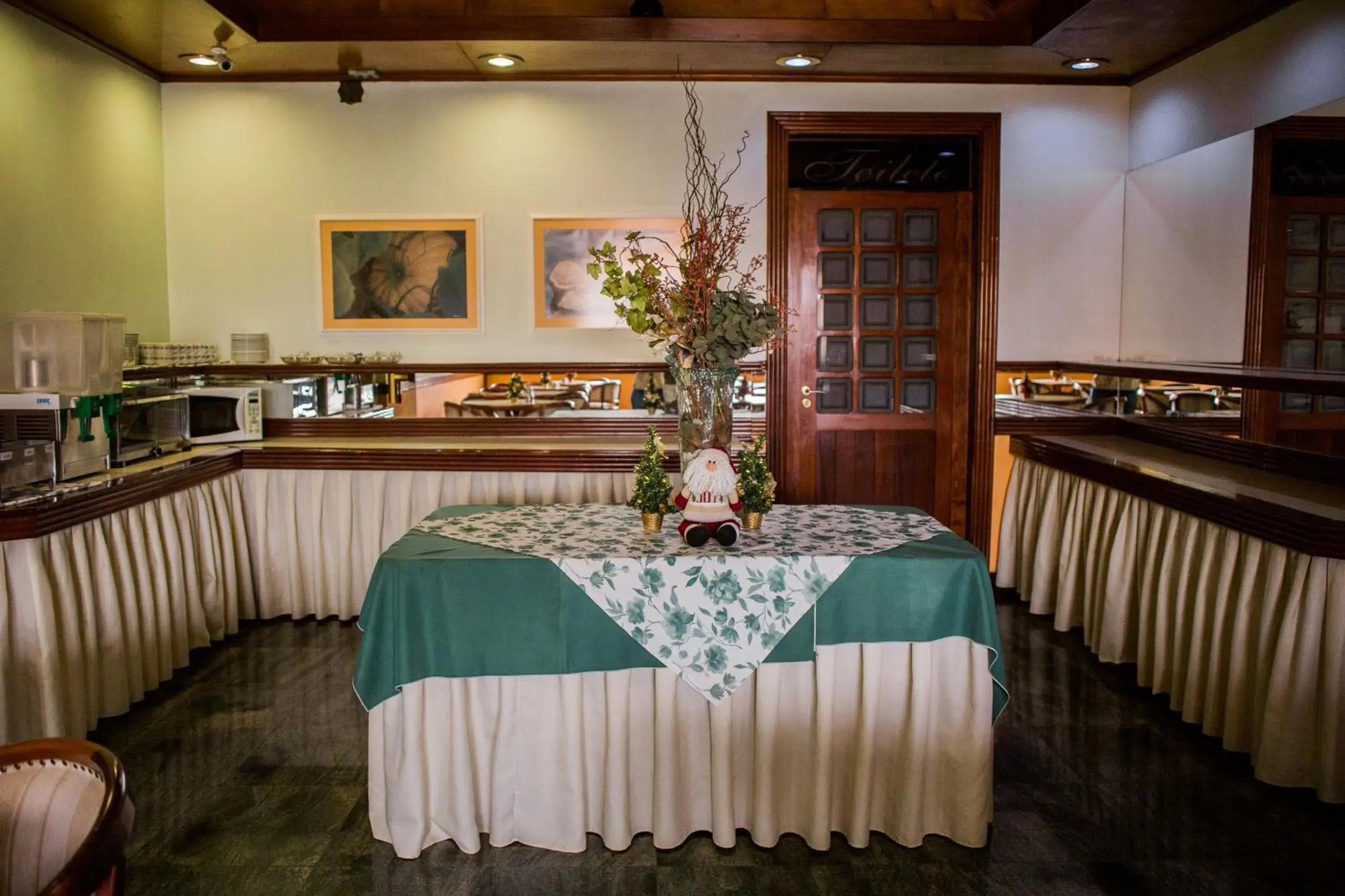 Restaurant/places to eat in Hotel Marques Restaurant/places to eat in Hotel Marques