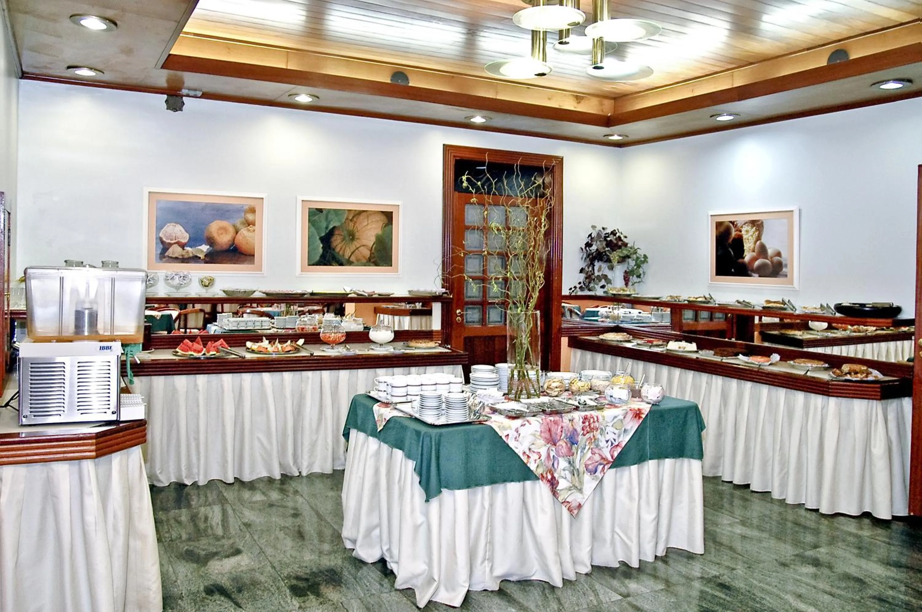 Restaurant/places to eat in Hotel Marques