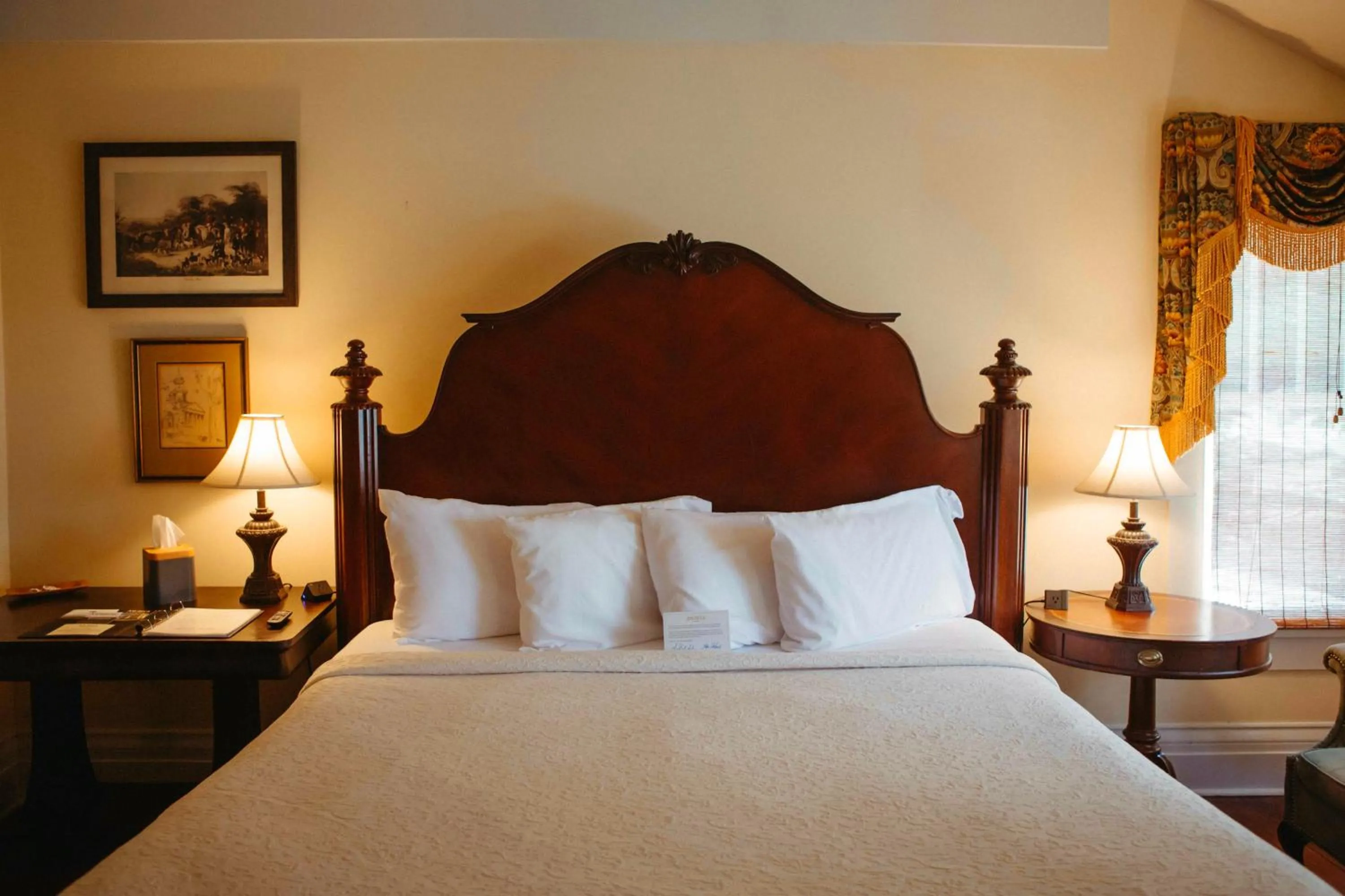 Bed in Anchuca Historic Mansion & Inn