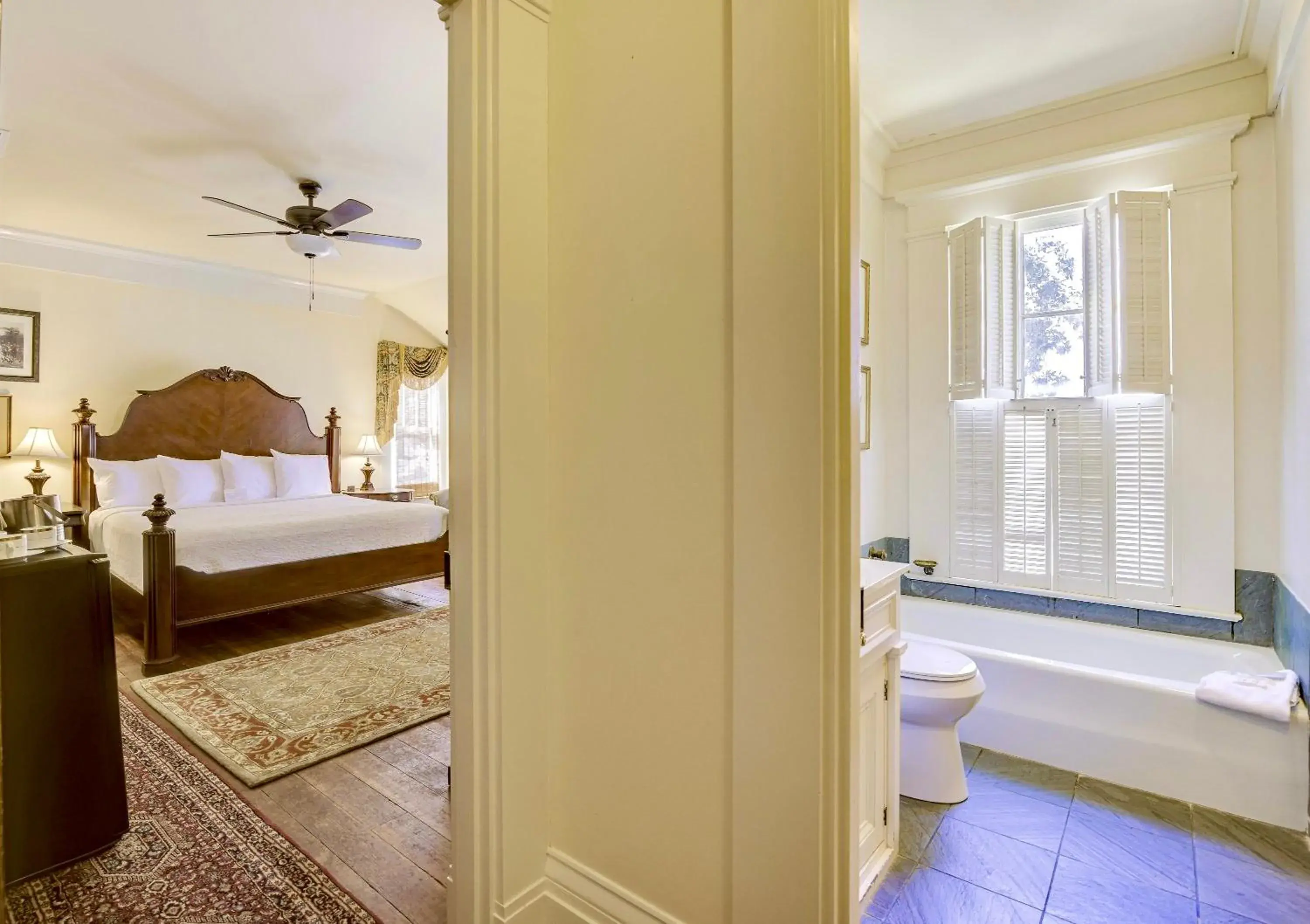 King Room with Pool View in Anchuca Historic Mansion & Inn King Room with Pool View in Anchuca Historic Mansion & Inn