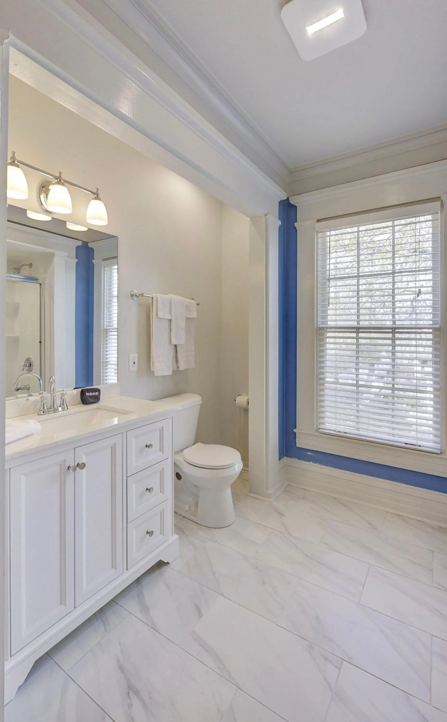 Toilet in Anchuca Historic Mansion & Inn