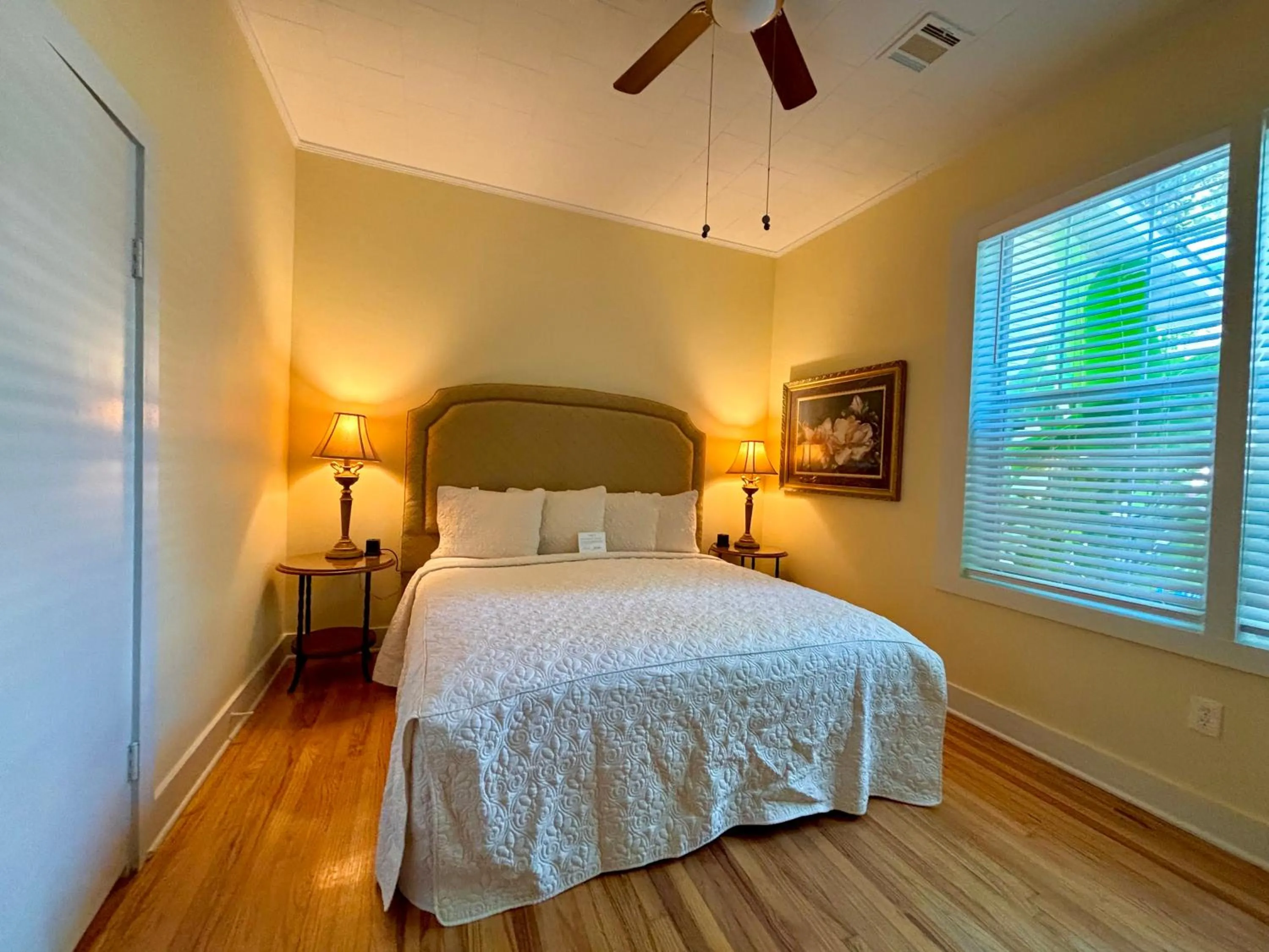 Bed in Anchuca Historic Mansion & Inn