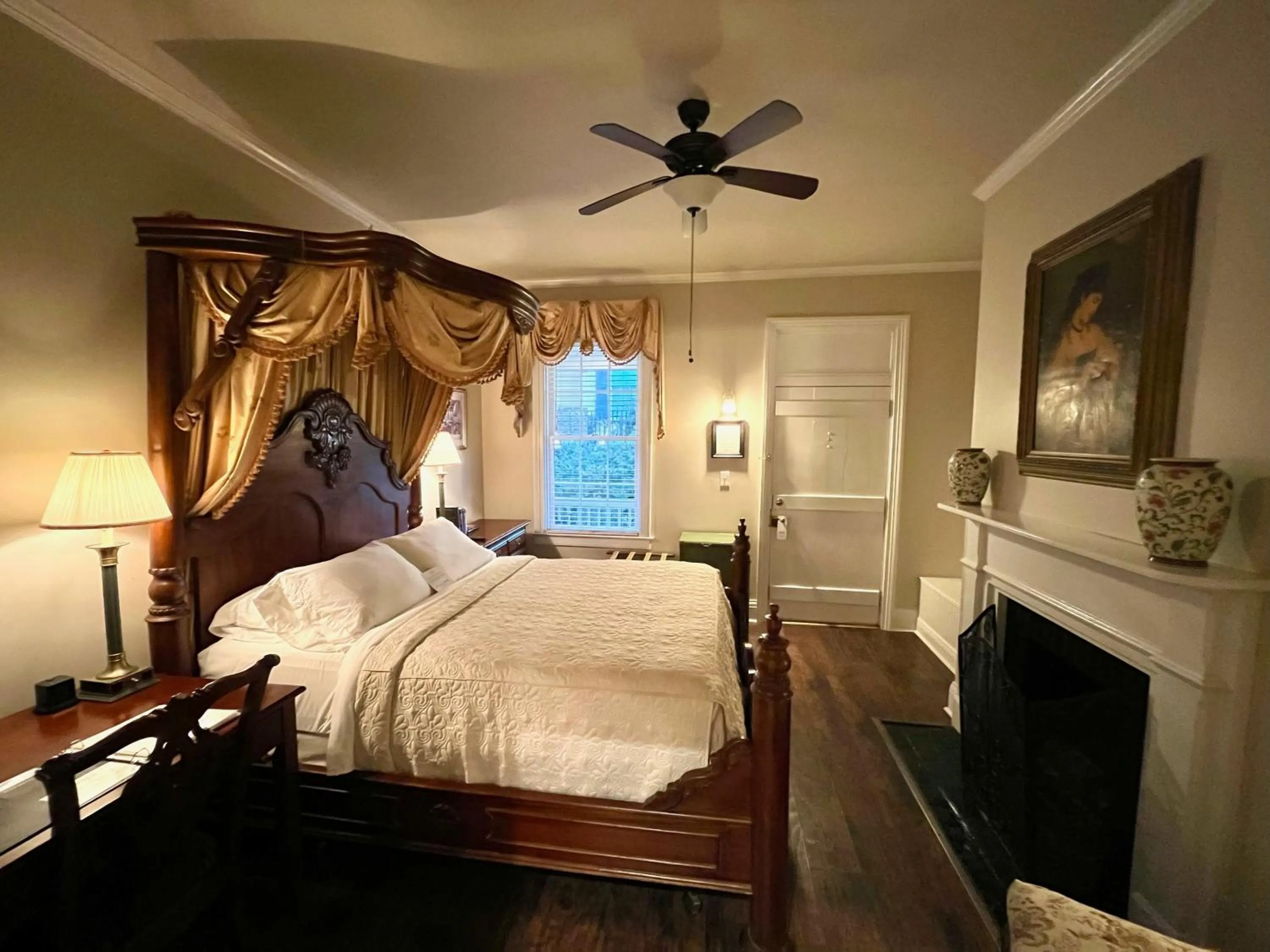 Bed in Anchuca Historic Mansion & Inn