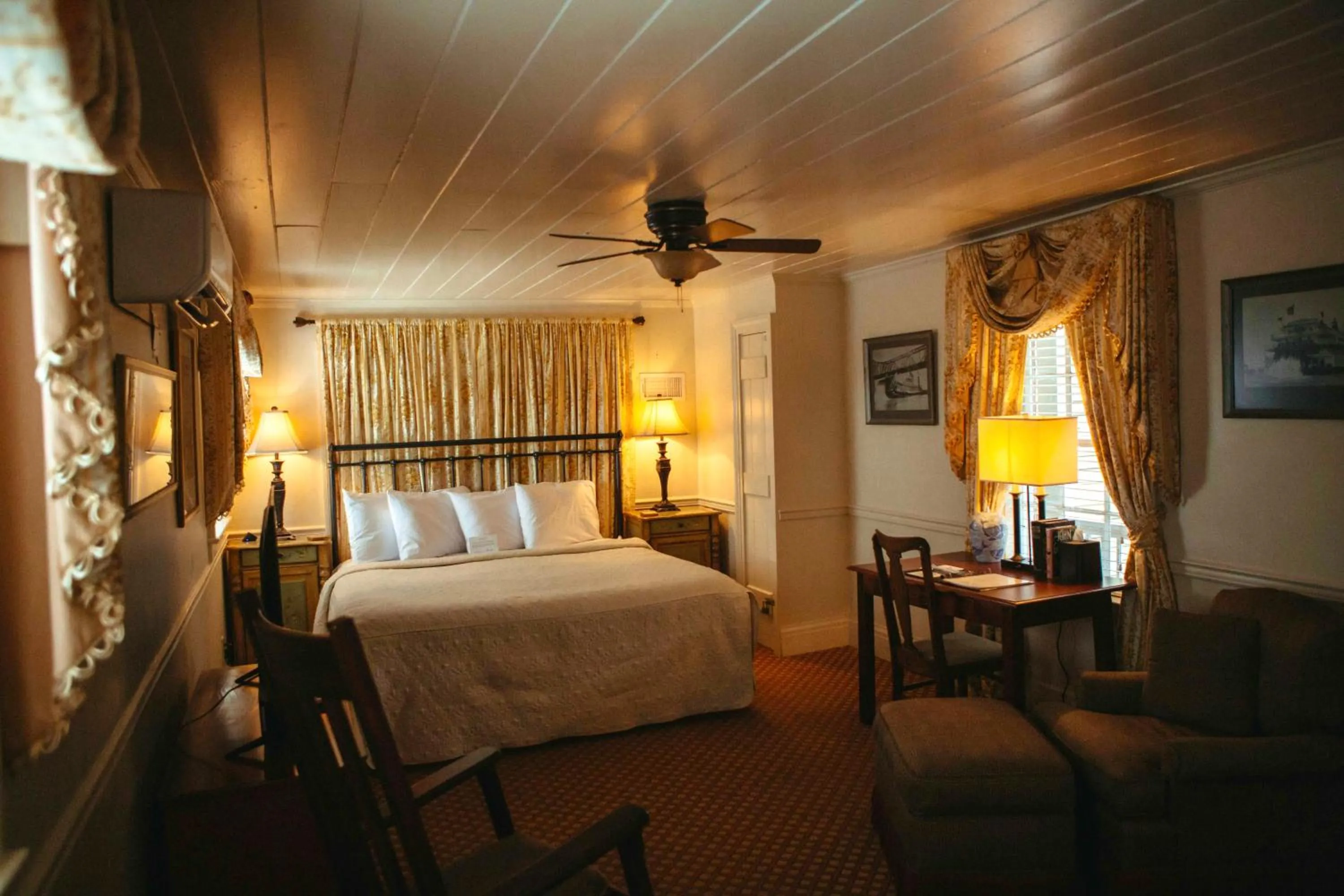 Bed in Anchuca Historic Mansion & Inn