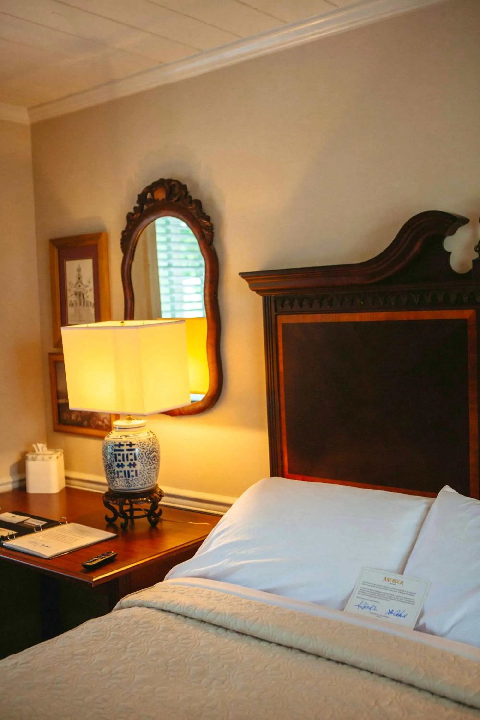 Bed in Anchuca Historic Mansion & Inn