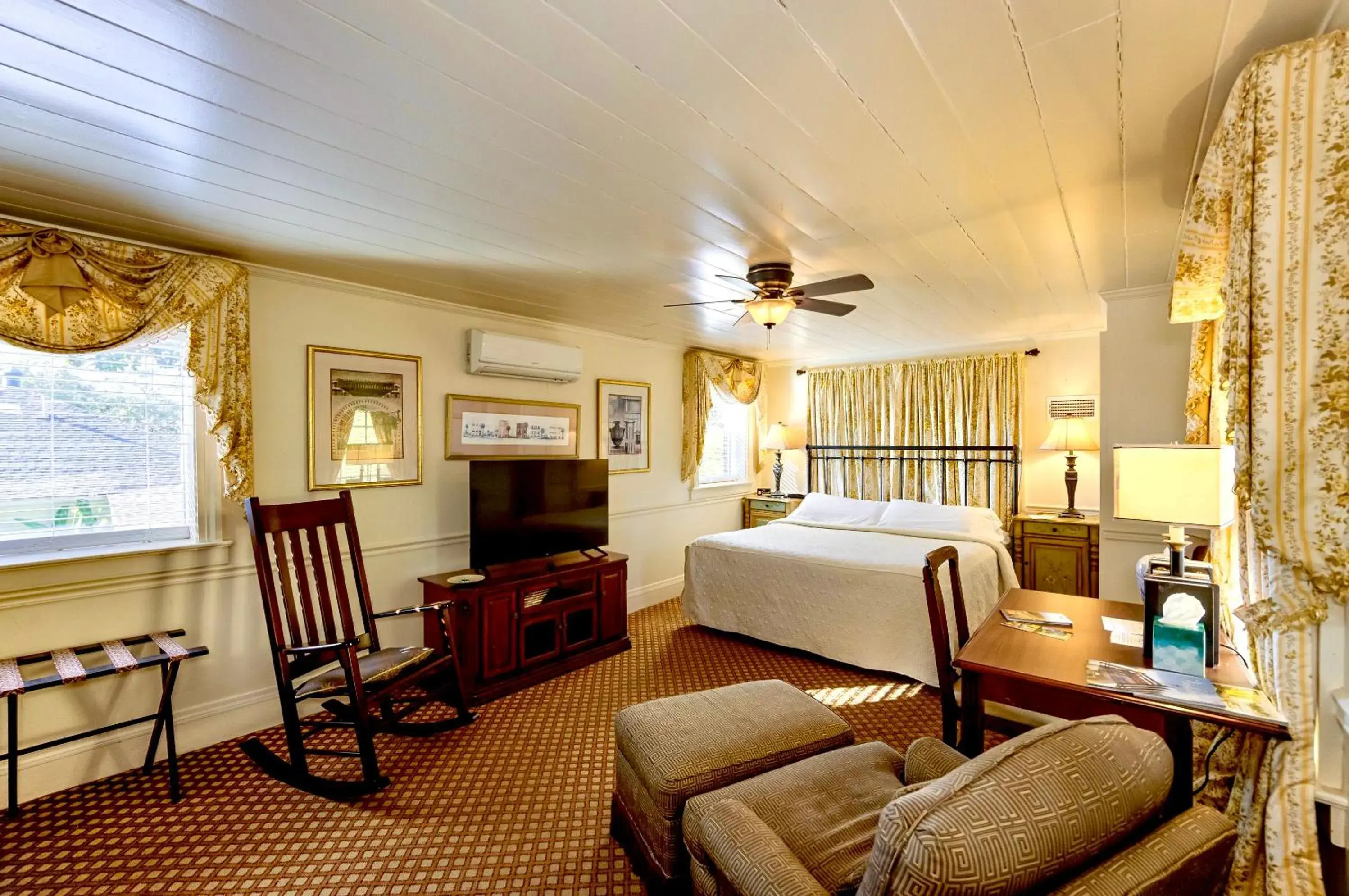 Deluxe King Room in Anchuca Historic Mansion & Inn Deluxe King Room in Anchuca Historic Mansion & Inn