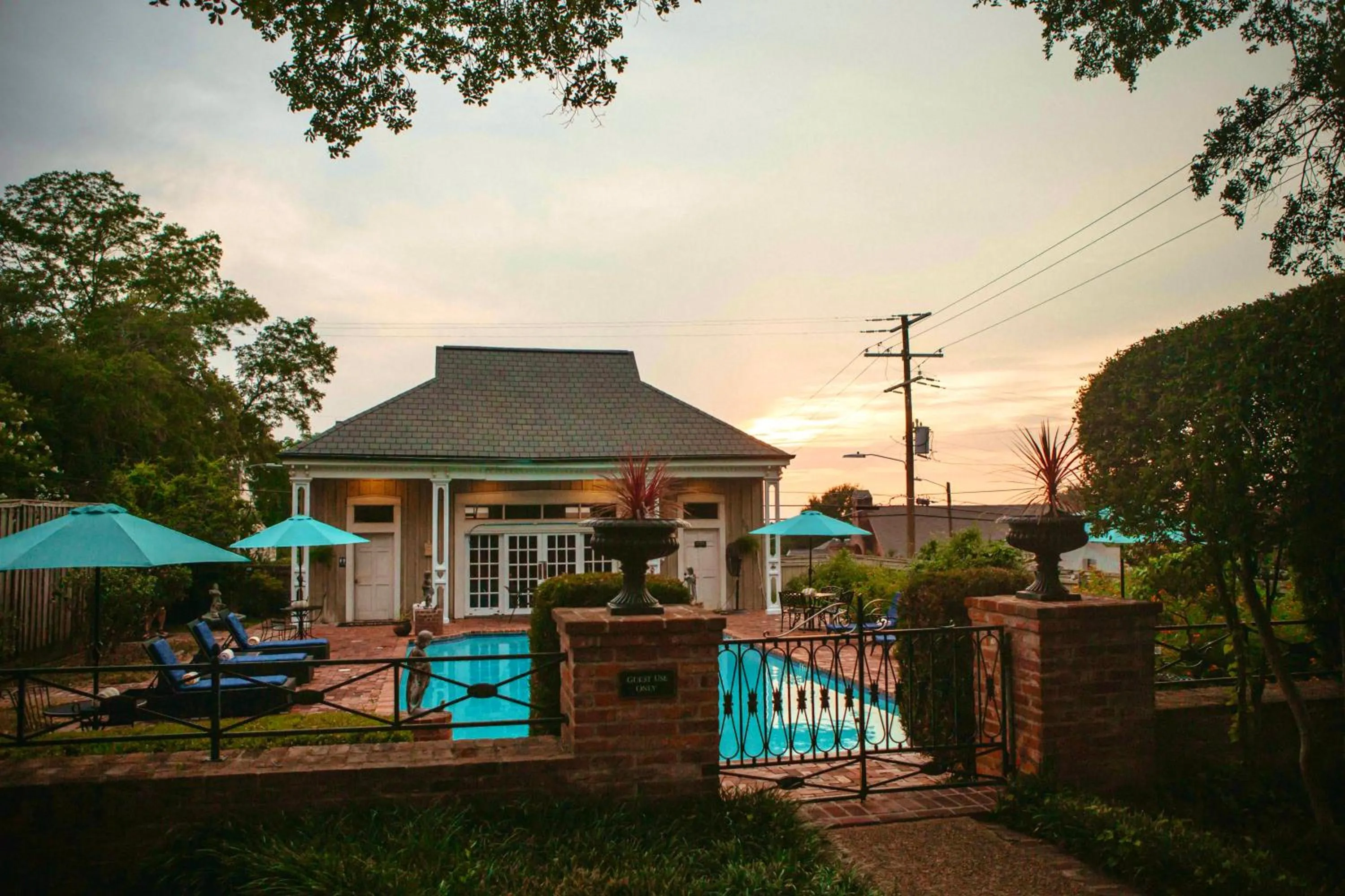 Swimming pool in Anchuca Historic Mansion & Inn