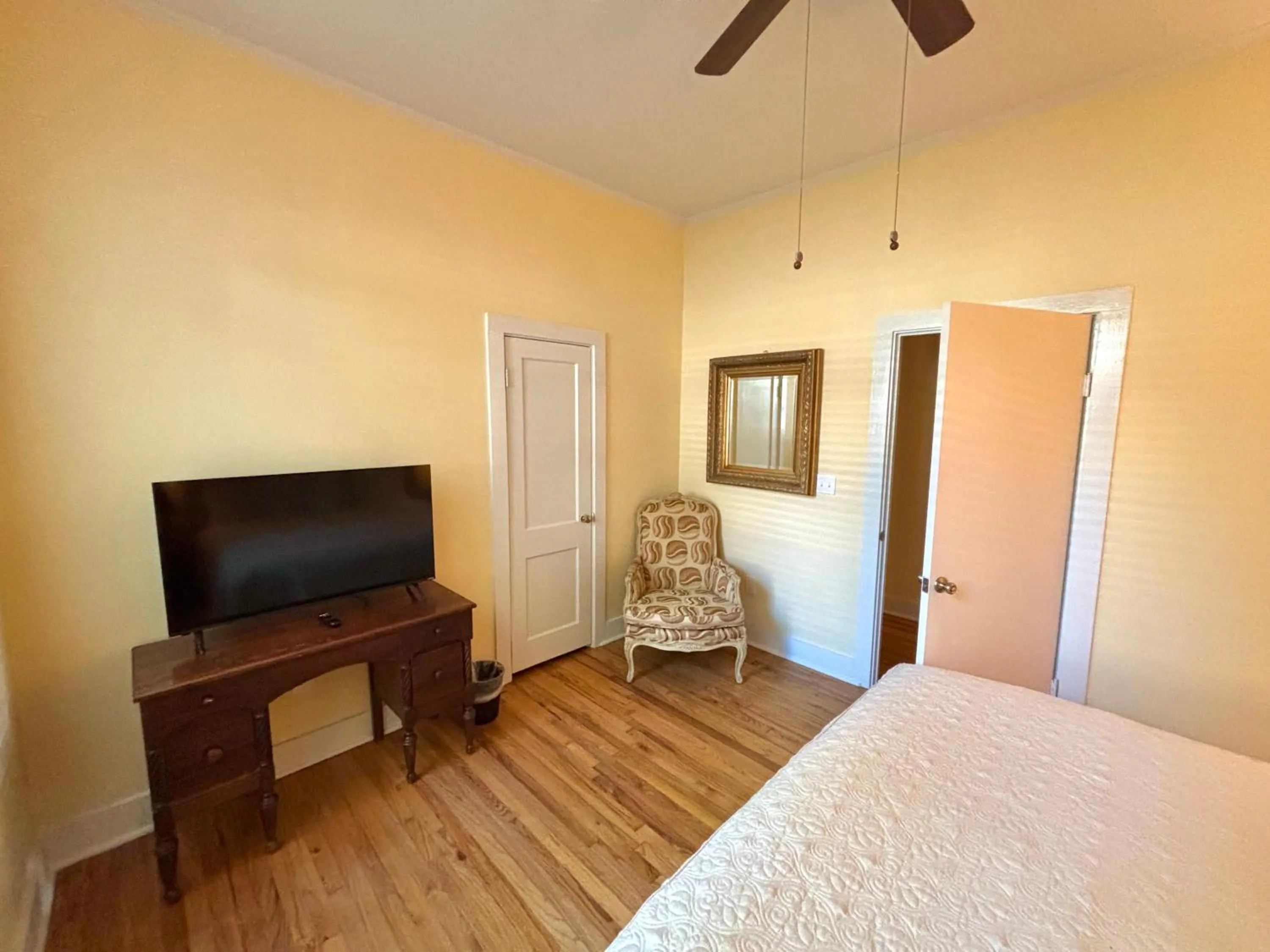 Bed in Anchuca Historic Mansion & Inn