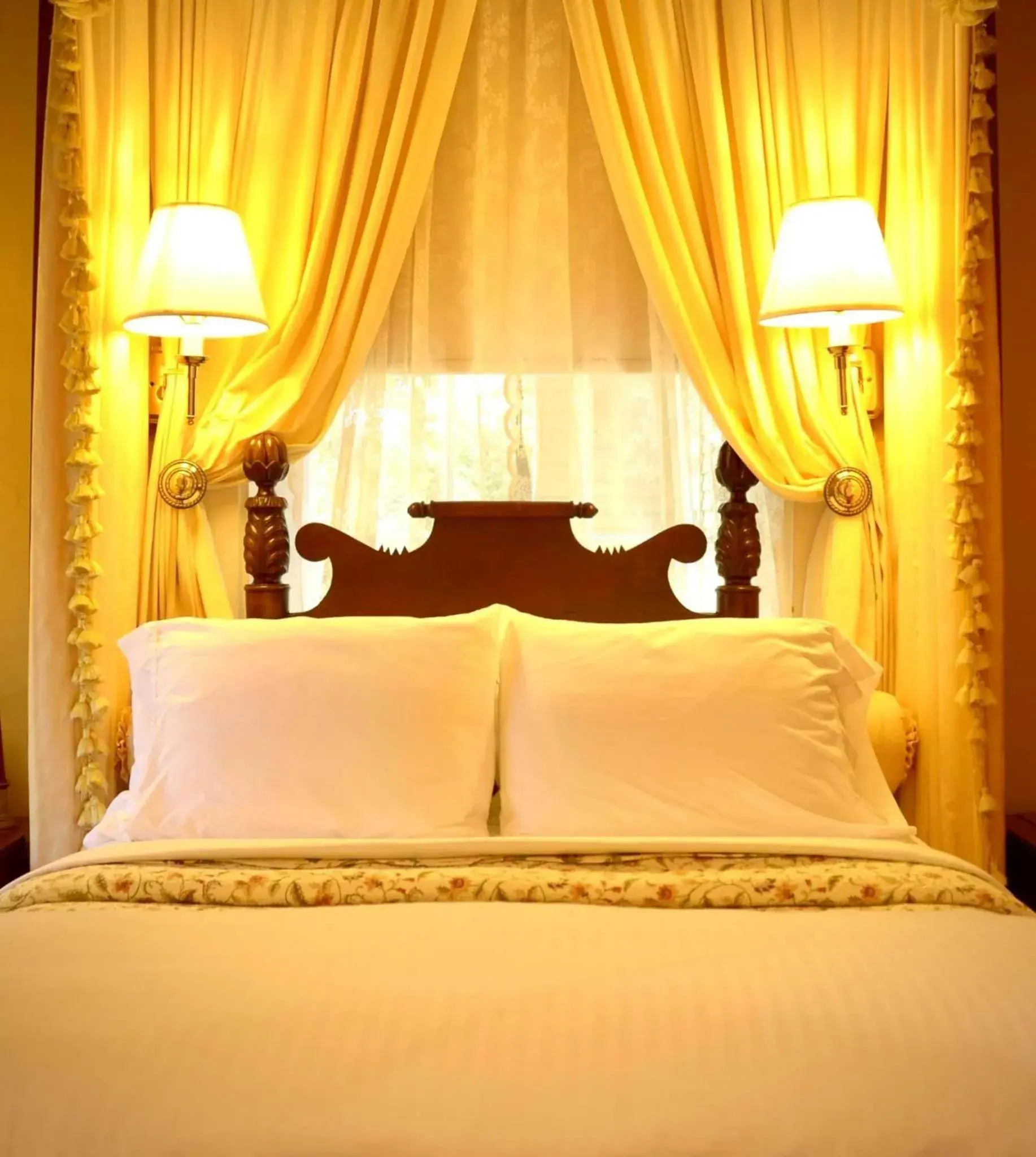 Standard Queen Room in Anchuca Historic Mansion & Inn Standard Queen Room in Anchuca Historic Mansion & Inn