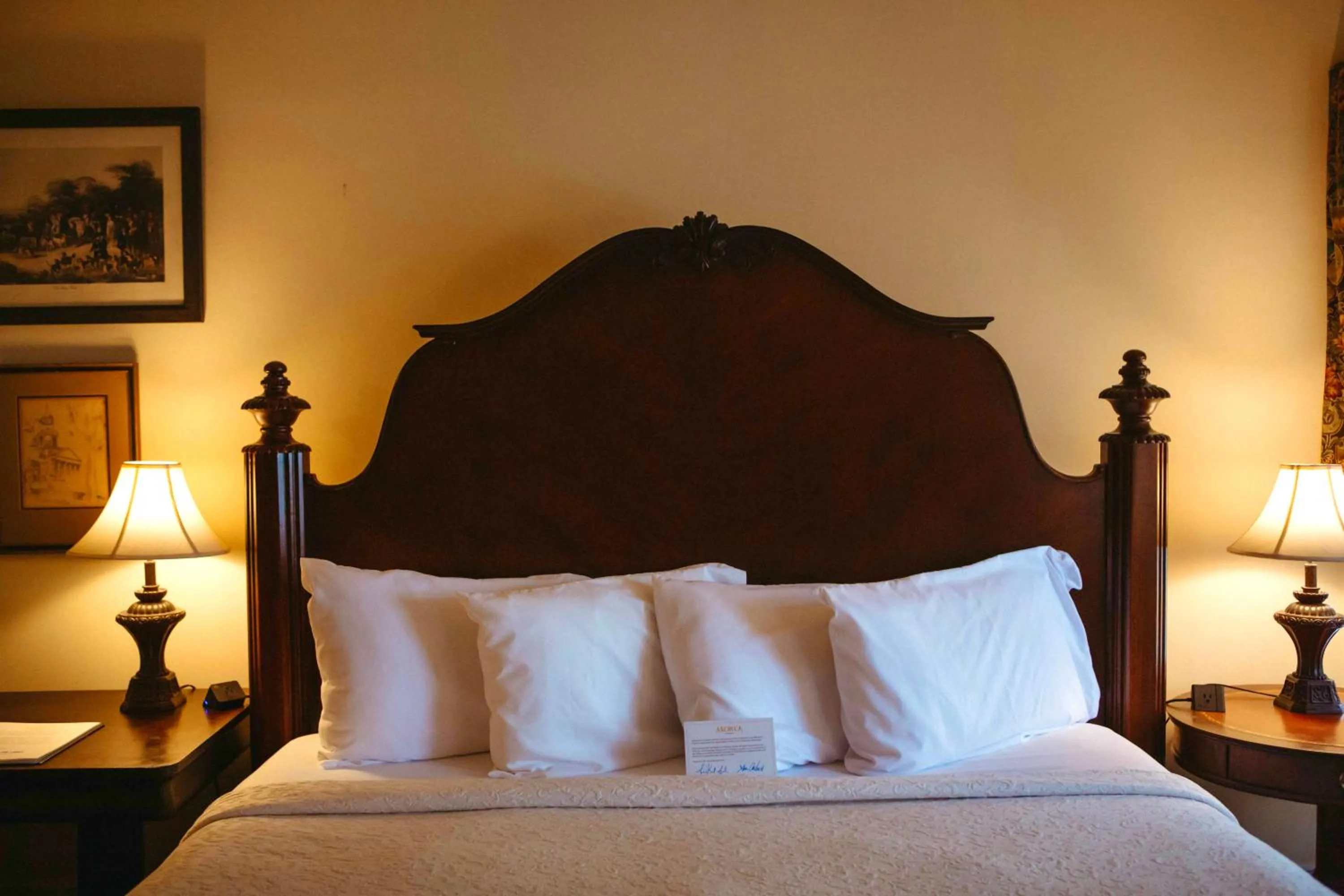 Bed in Anchuca Historic Mansion & Inn