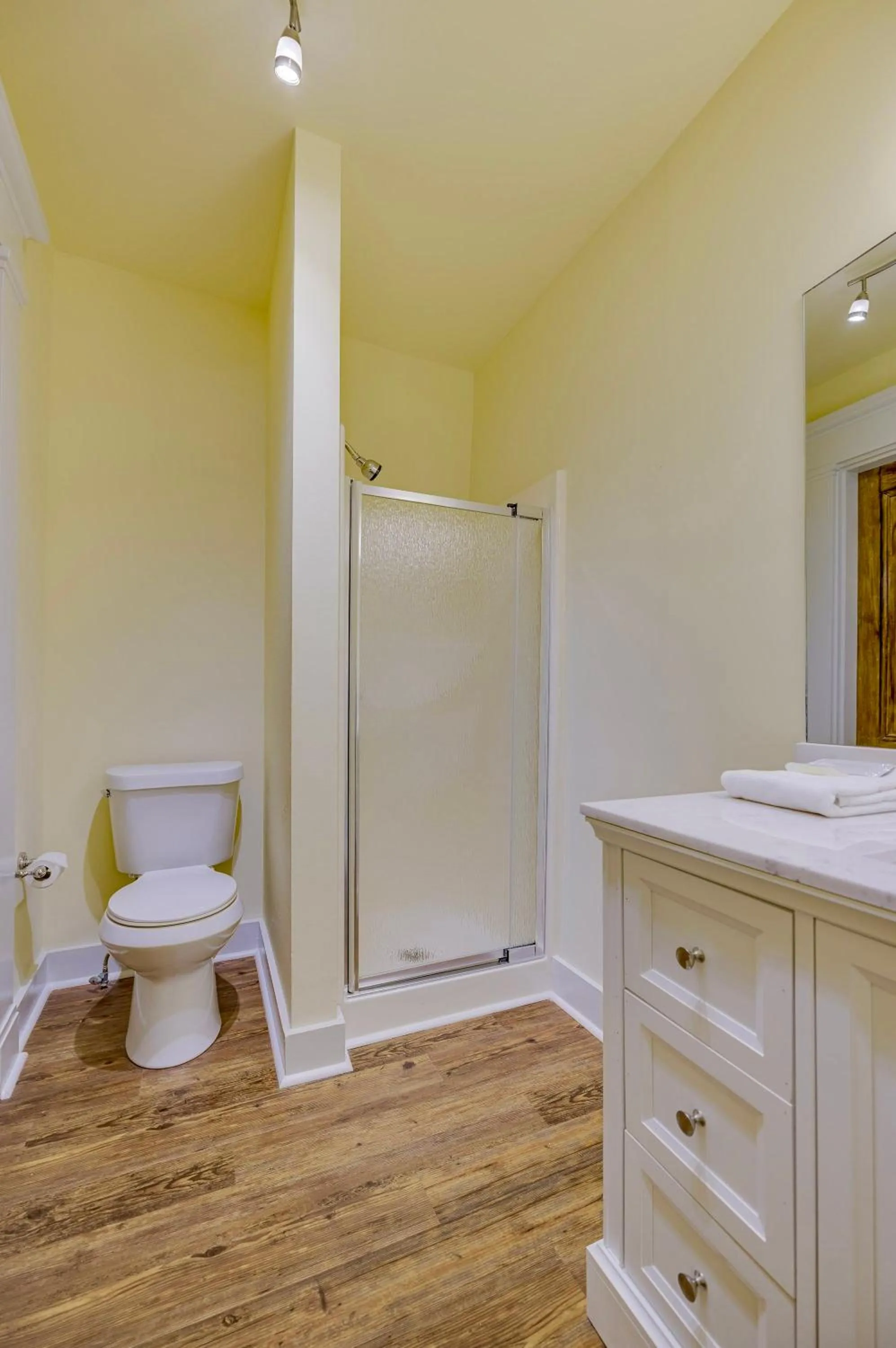 Toilet in Anchuca Historic Mansion & Inn