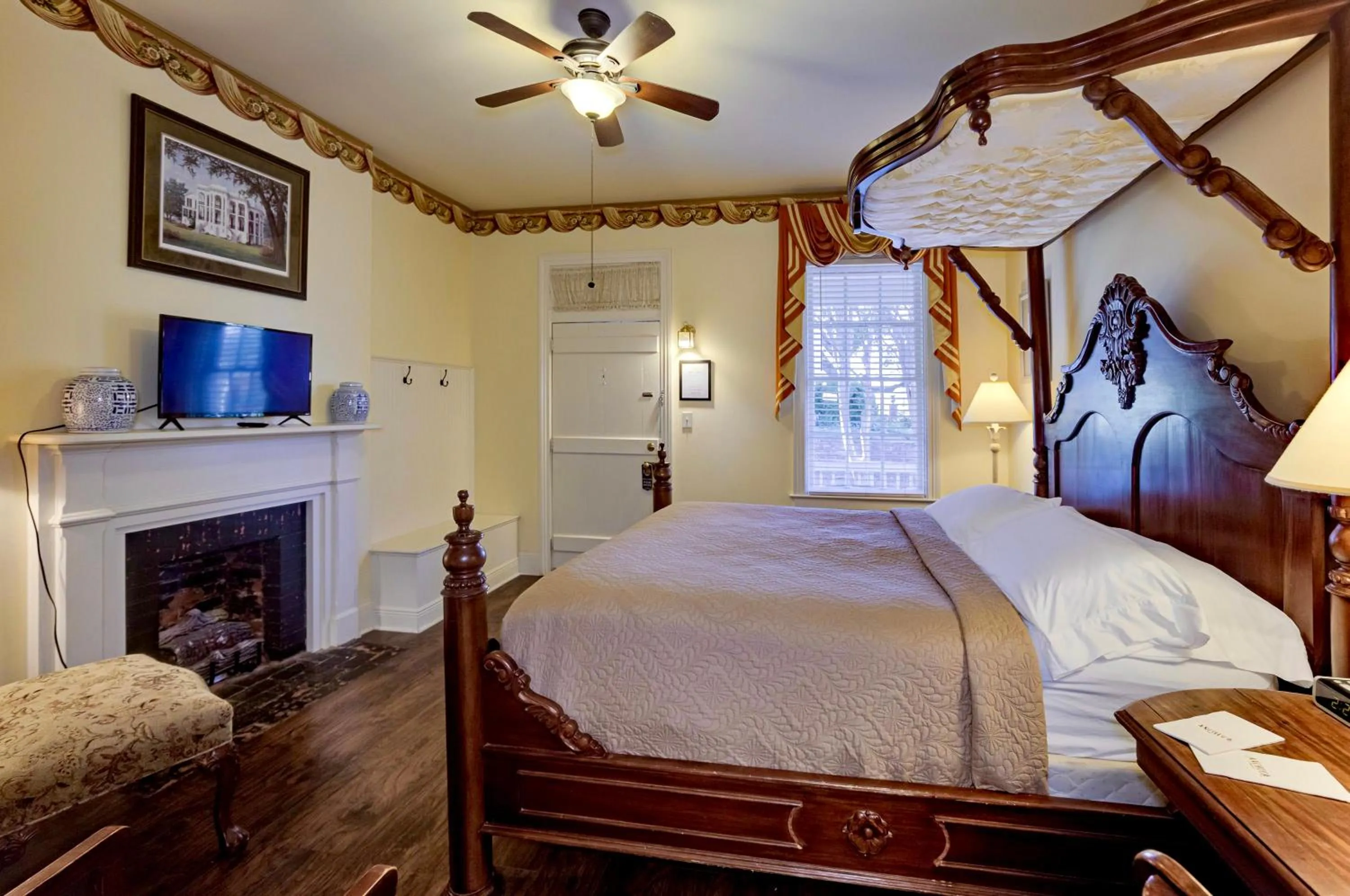 Bed in Anchuca Historic Mansion & Inn