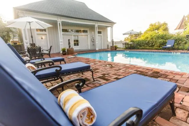 Anchuca Historic Mansion & Inn