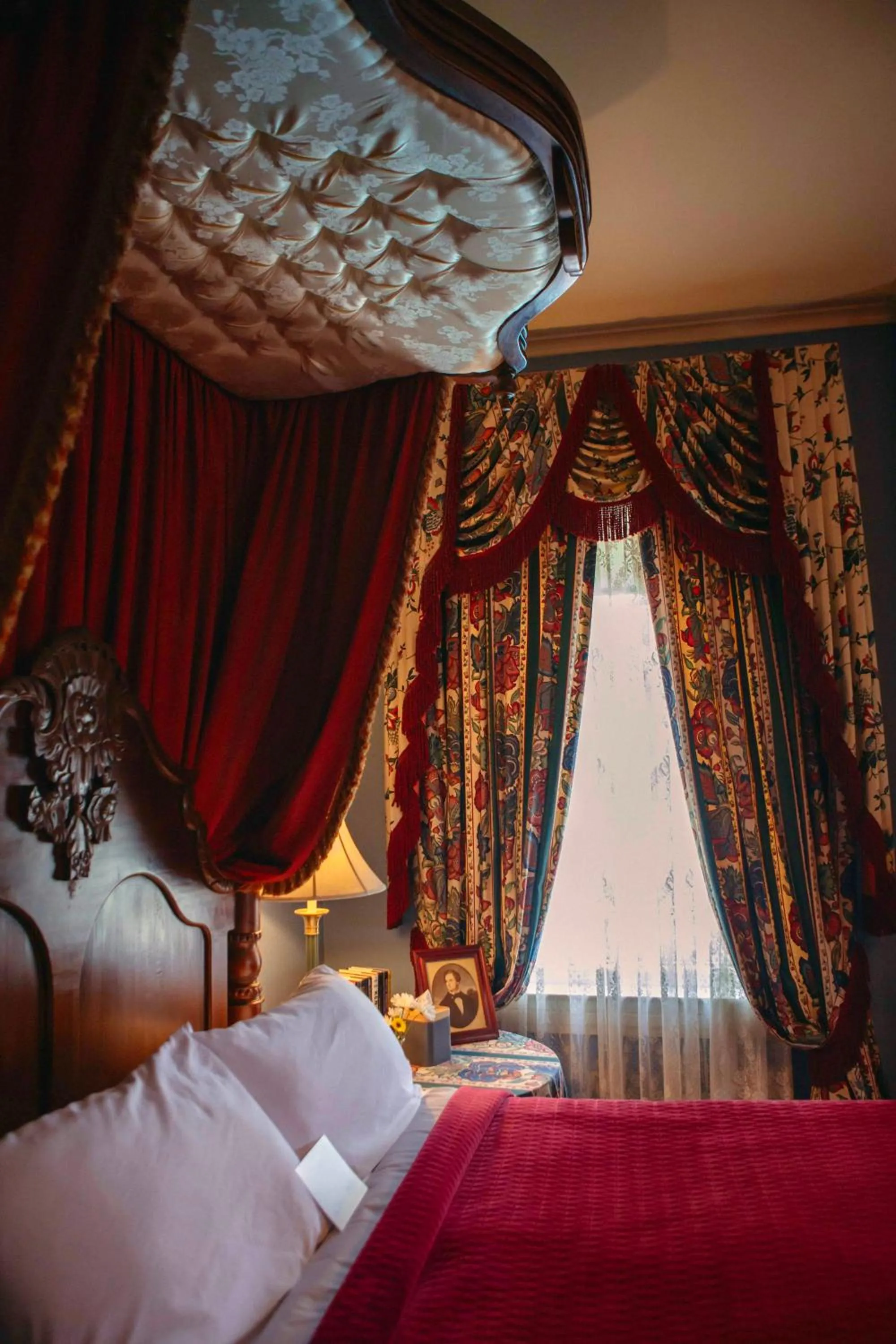 Bed in Anchuca Historic Mansion & Inn