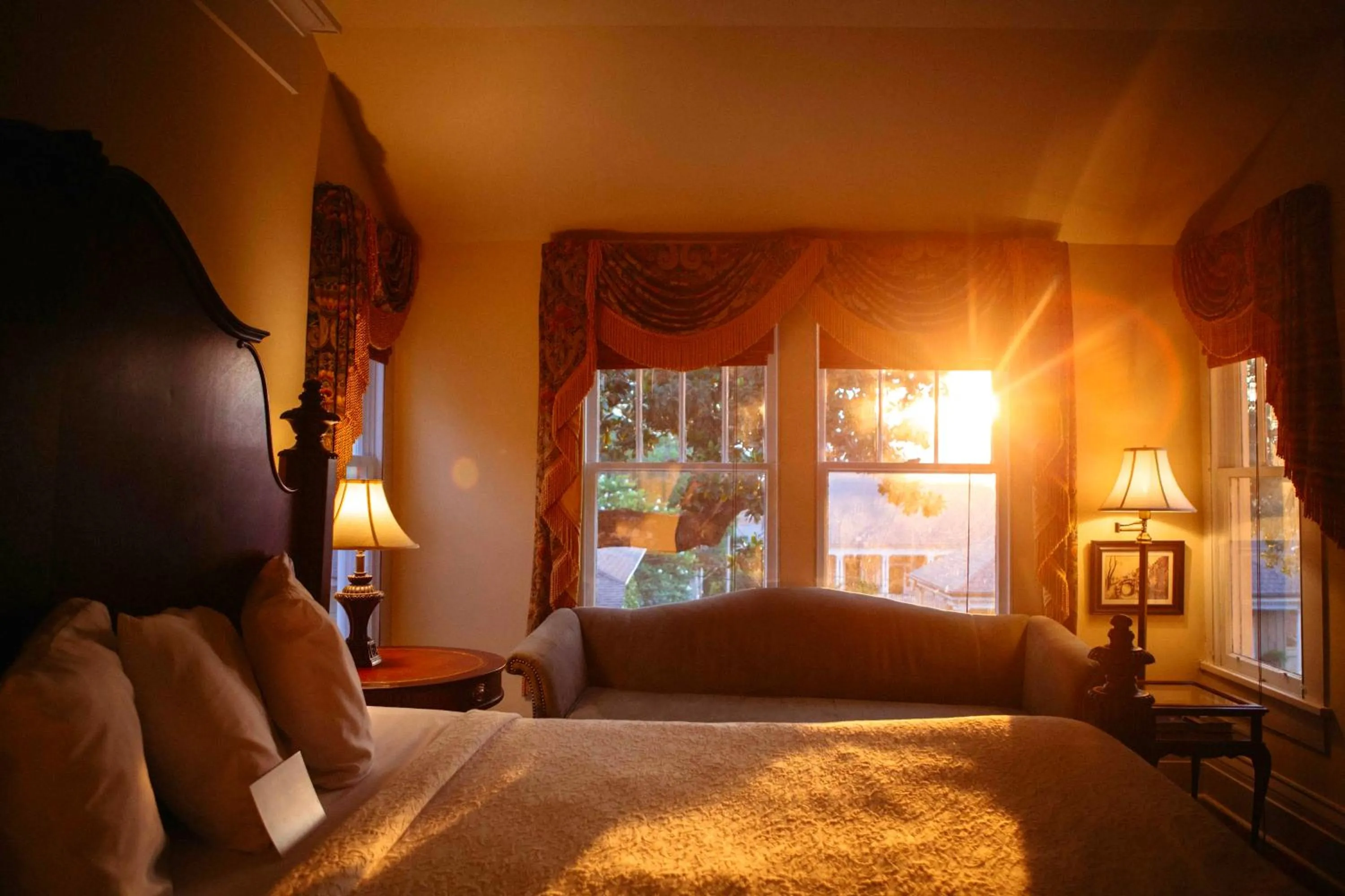 Bed in Anchuca Historic Mansion & Inn