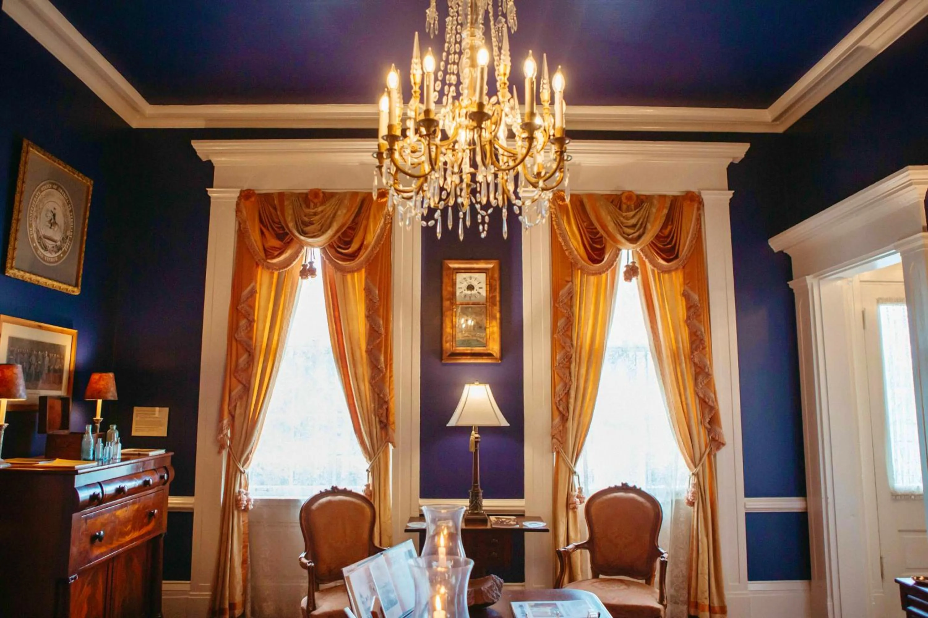 Library in Anchuca Historic Mansion & Inn